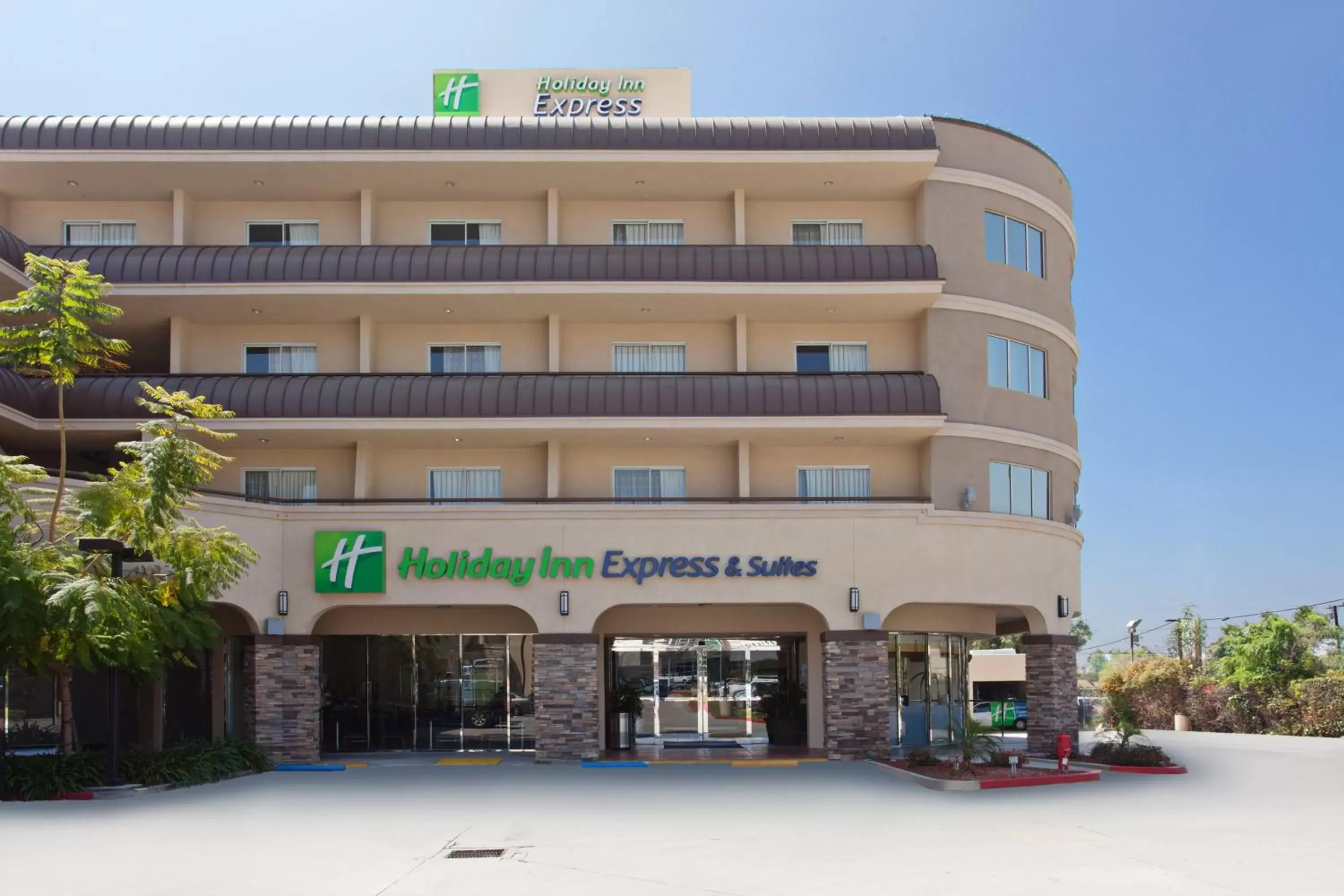Property building in Holiday Inn Express Hotel & Suites Pasadena-Colorado Boulevard, an IHG Hotel