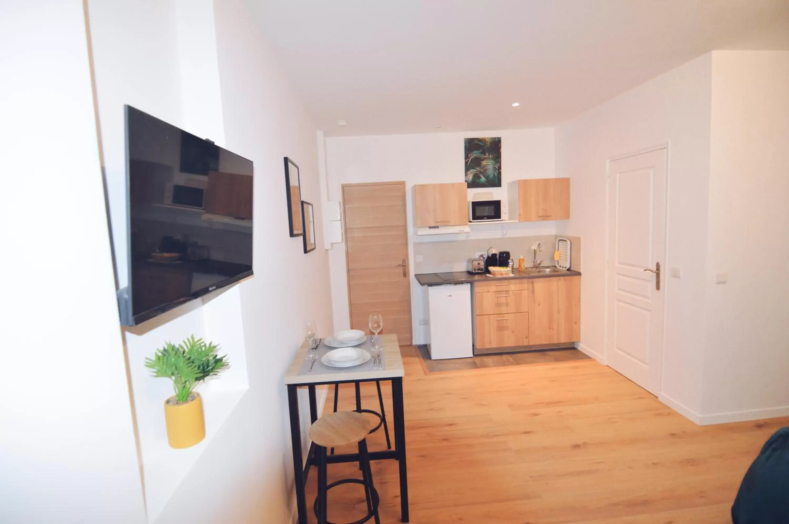 Dining area, Kitchen/Kitchenette in Studios Lsquare Residence AFPA