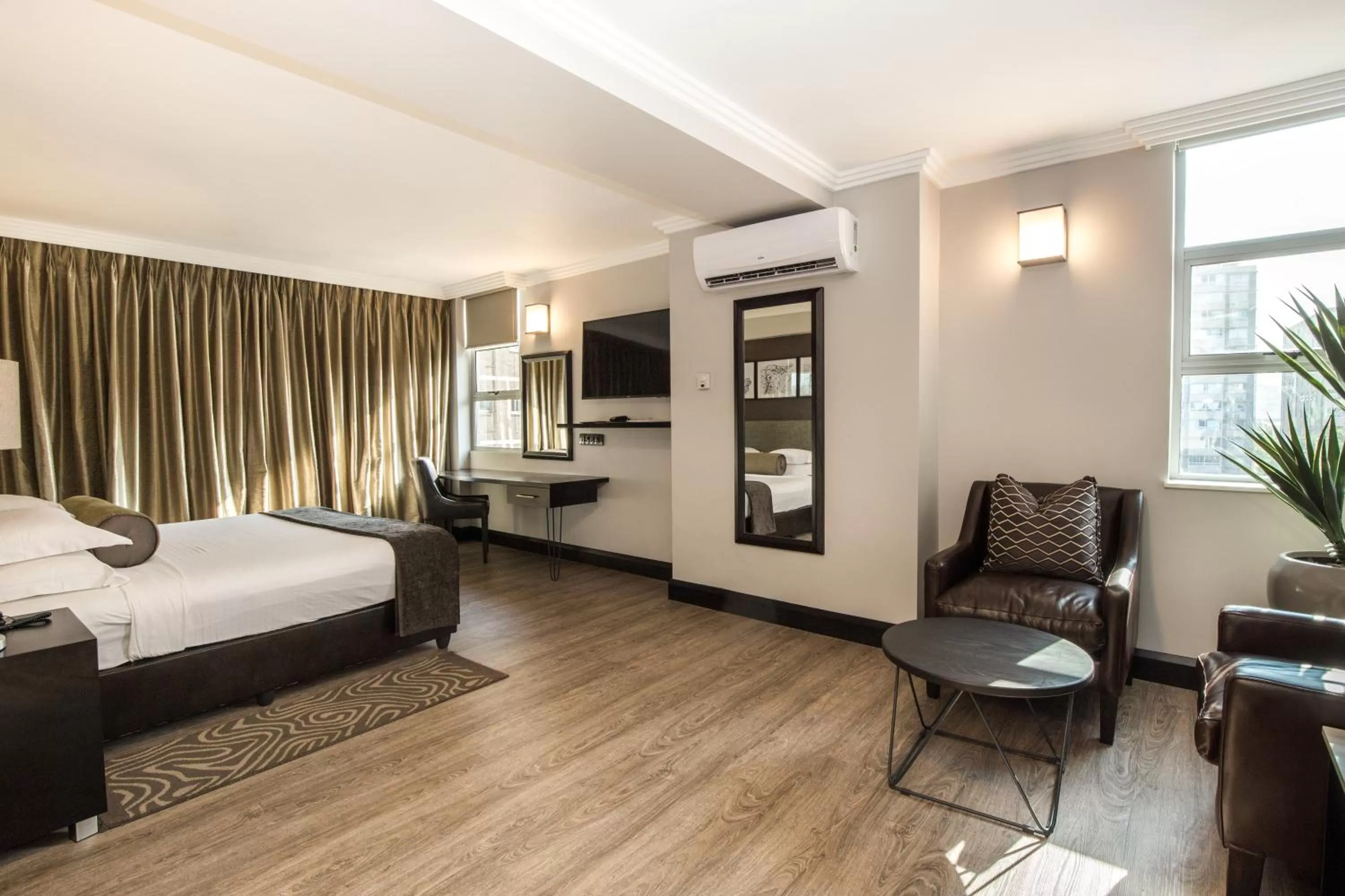 Bedroom, Bed in Belaire Suites Hotel