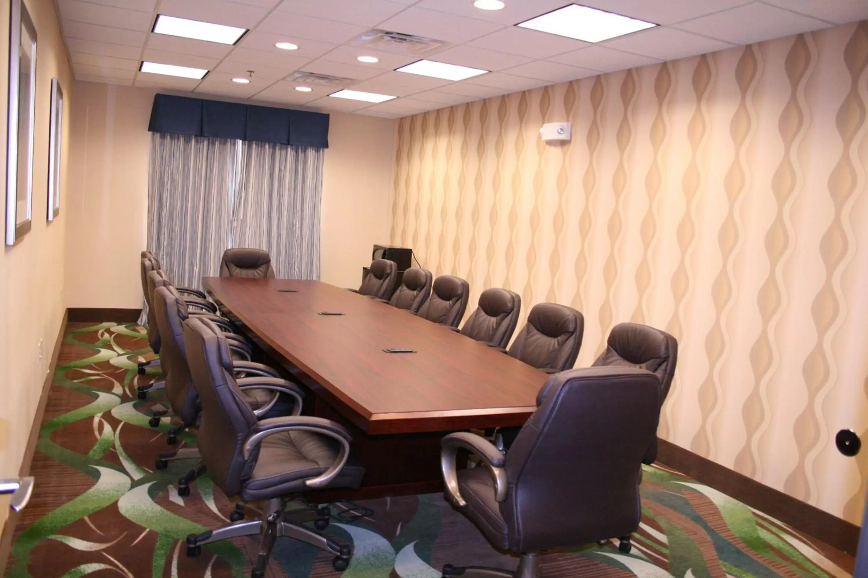 Meeting/conference room in Holiday Inn Express Pratt, an IHG Hotel