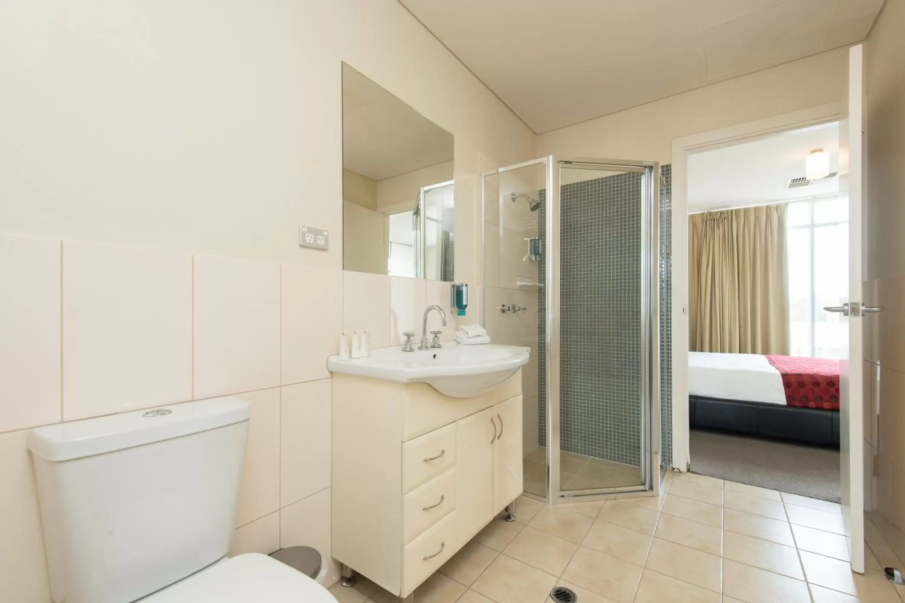 Shower, Bathroom in Mawson Lakes Hotel