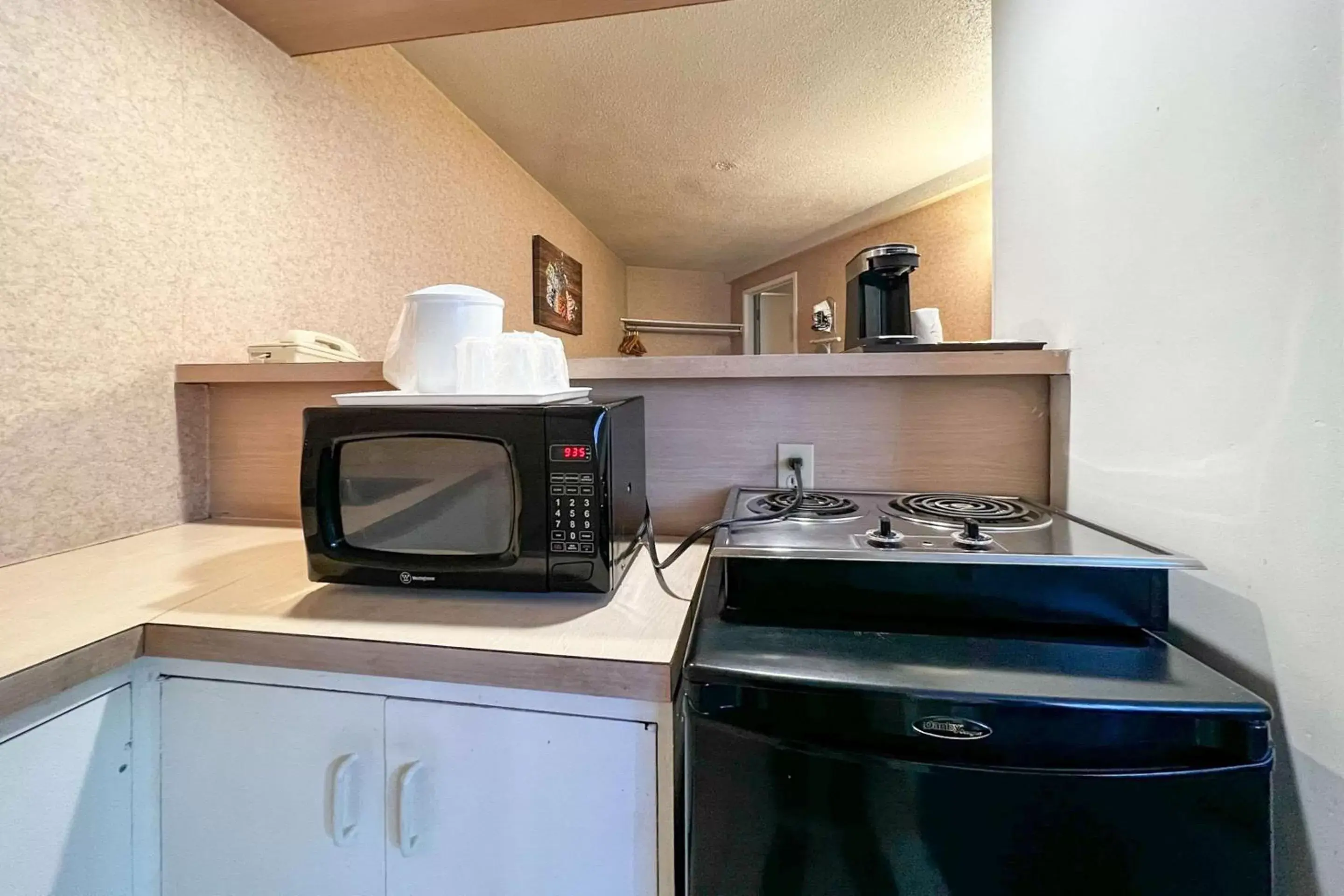 Bedroom, Kitchen/Kitchenette in Econo Lodge Motel Village