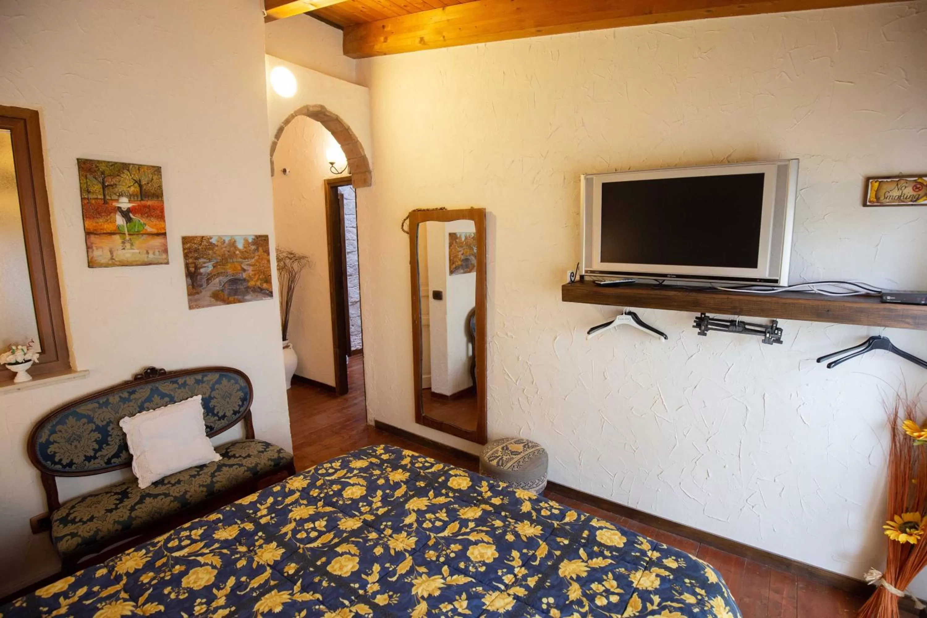 Photo of the whole room, Bed in La Casa In Pietra