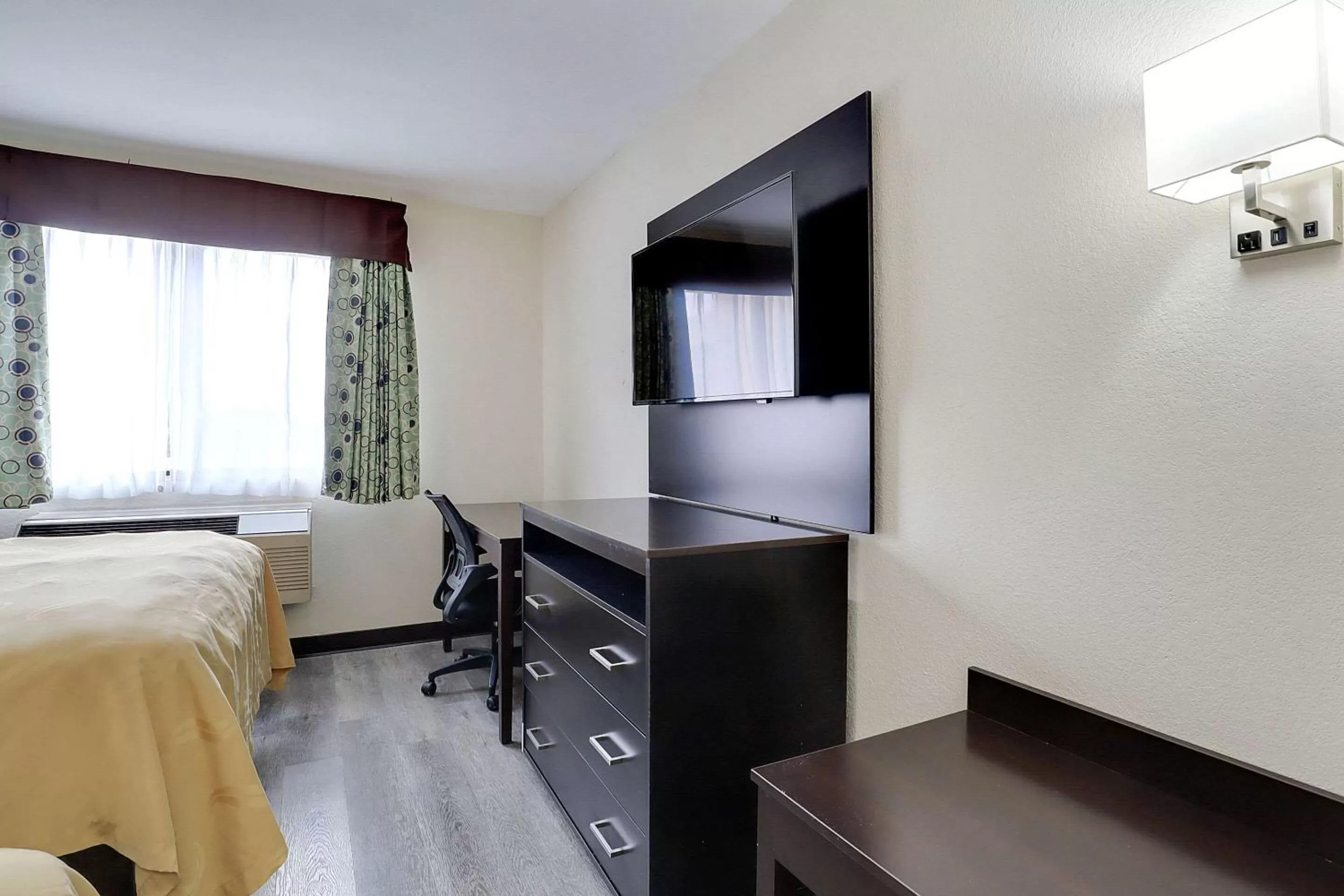 Bedroom, TV/Entertainment Center in Quality Suites Albuquerque Airport