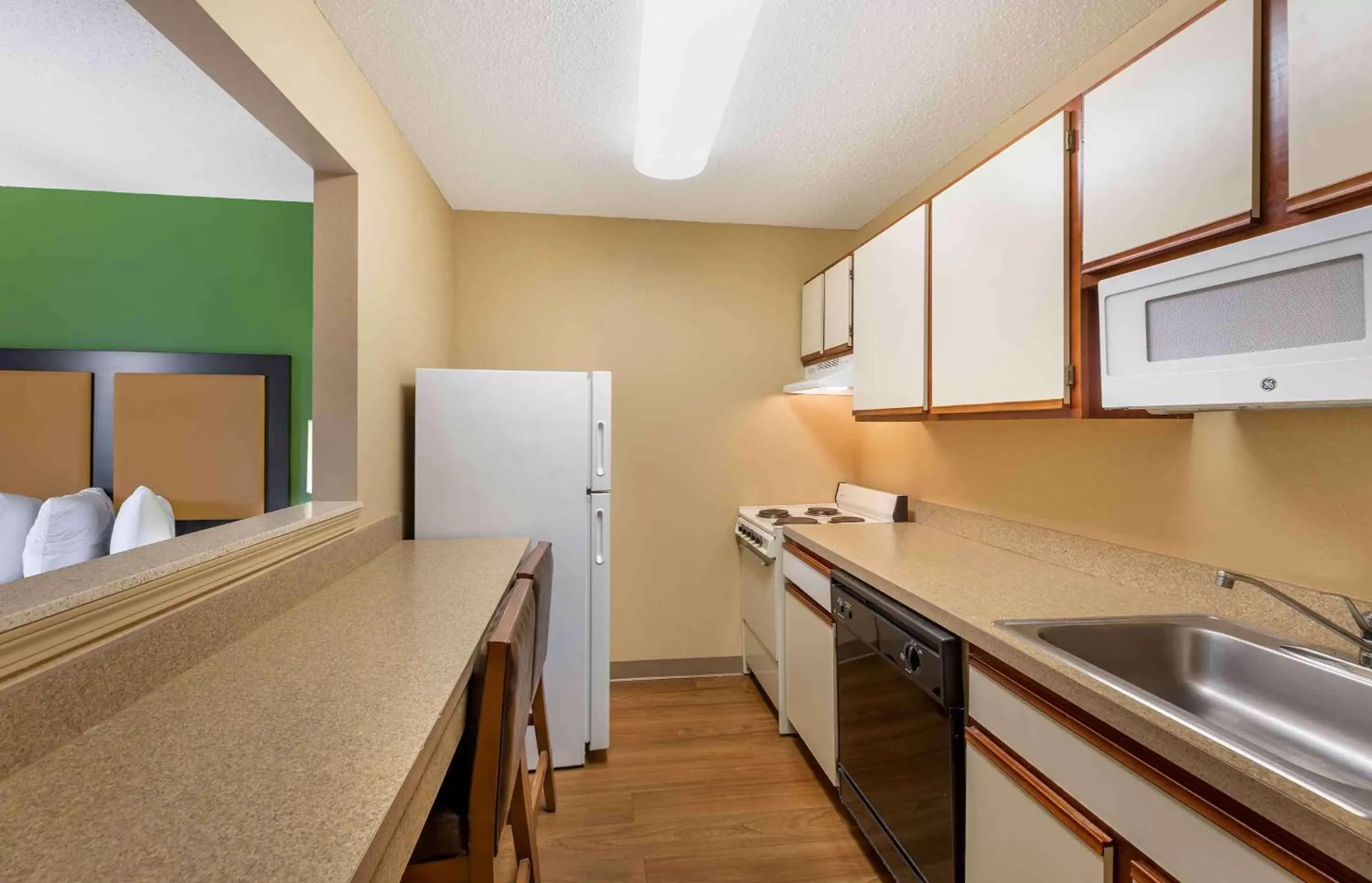 Bedroom, Kitchen/Kitchenette in Extended Stay America Suites - Cleveland - Great Northern Mall