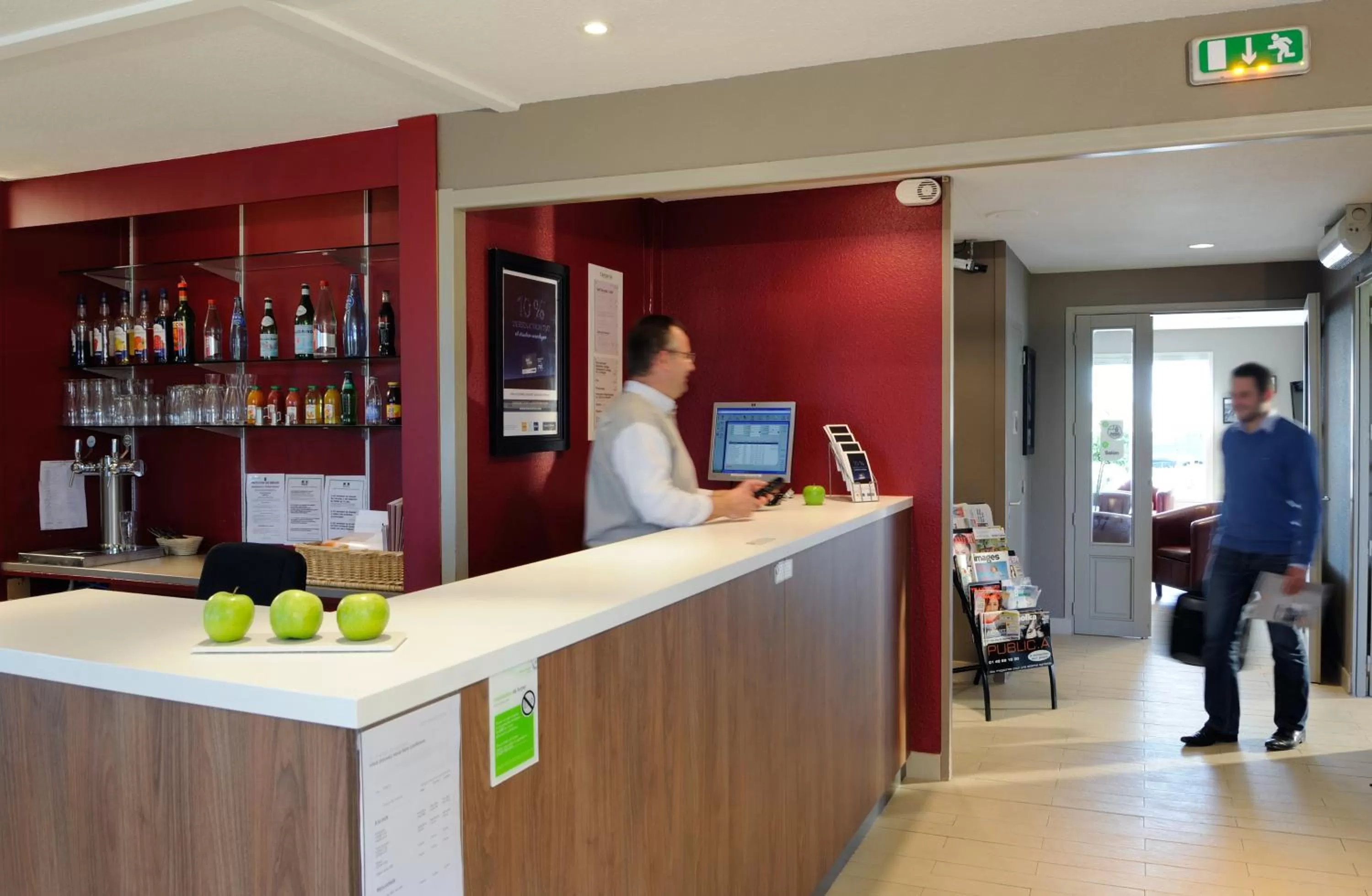 Lounge or bar in Campanile Château-Thierry
