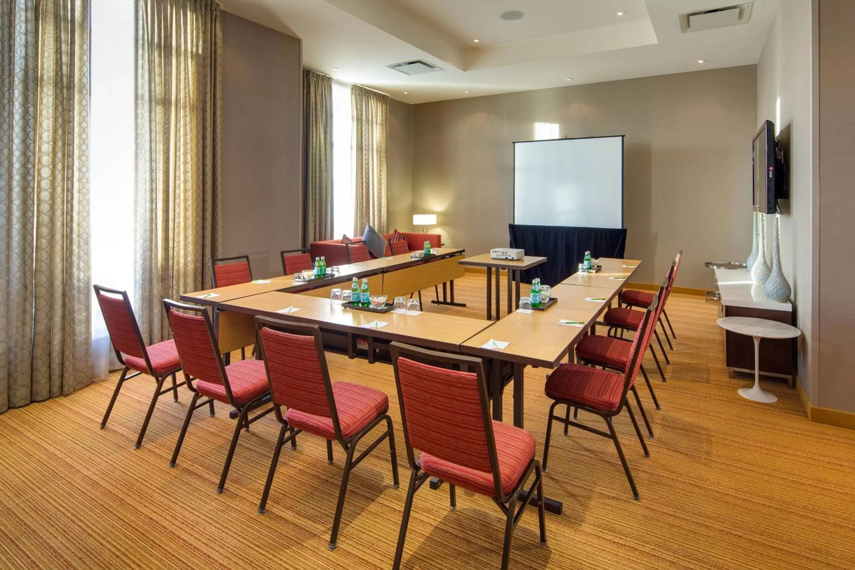 Meeting/conference room in Courtyard by Marriott Calgary Airport