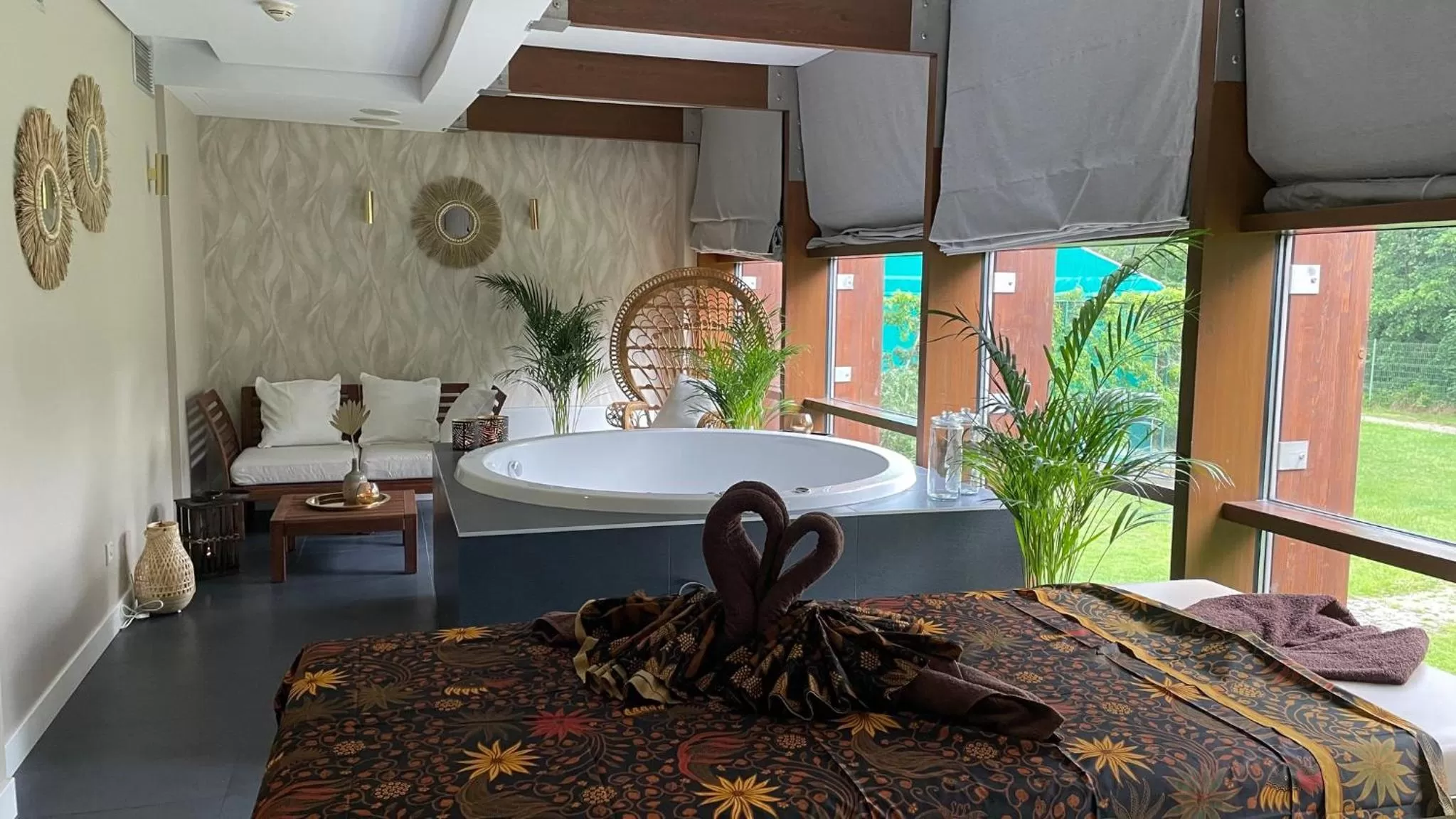 Spa and wellness centre/facilities, Bed in Holiday Inn Resort Warsaw Józefów by IHG