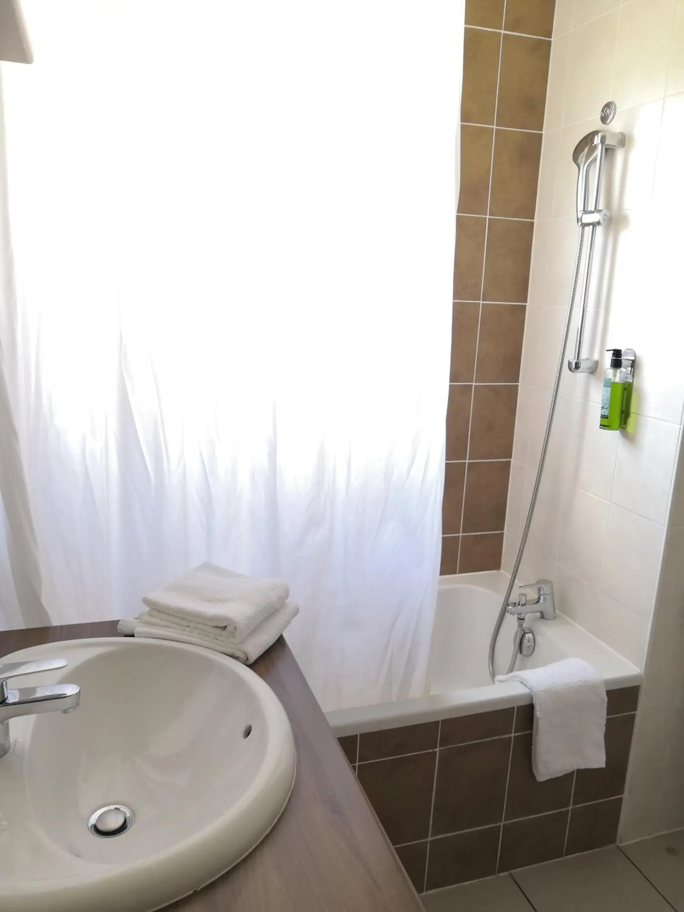 Bathroom in Lagrange Aparthotel Toulouse Saint-Michel Bathroom in Lagrange Aparthotel Toulouse Saint-Michel