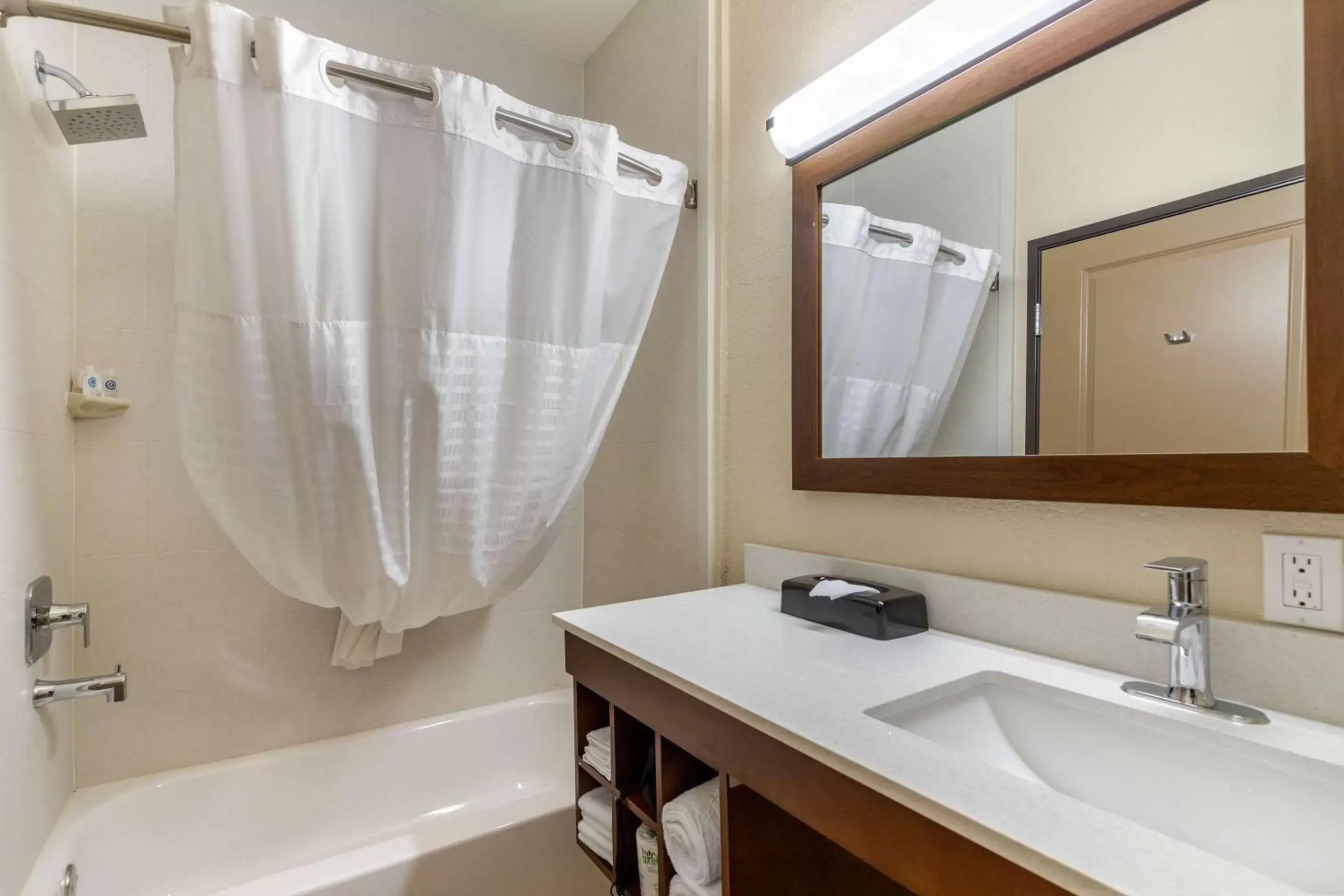 Bathroom in Comfort Suites Airport North