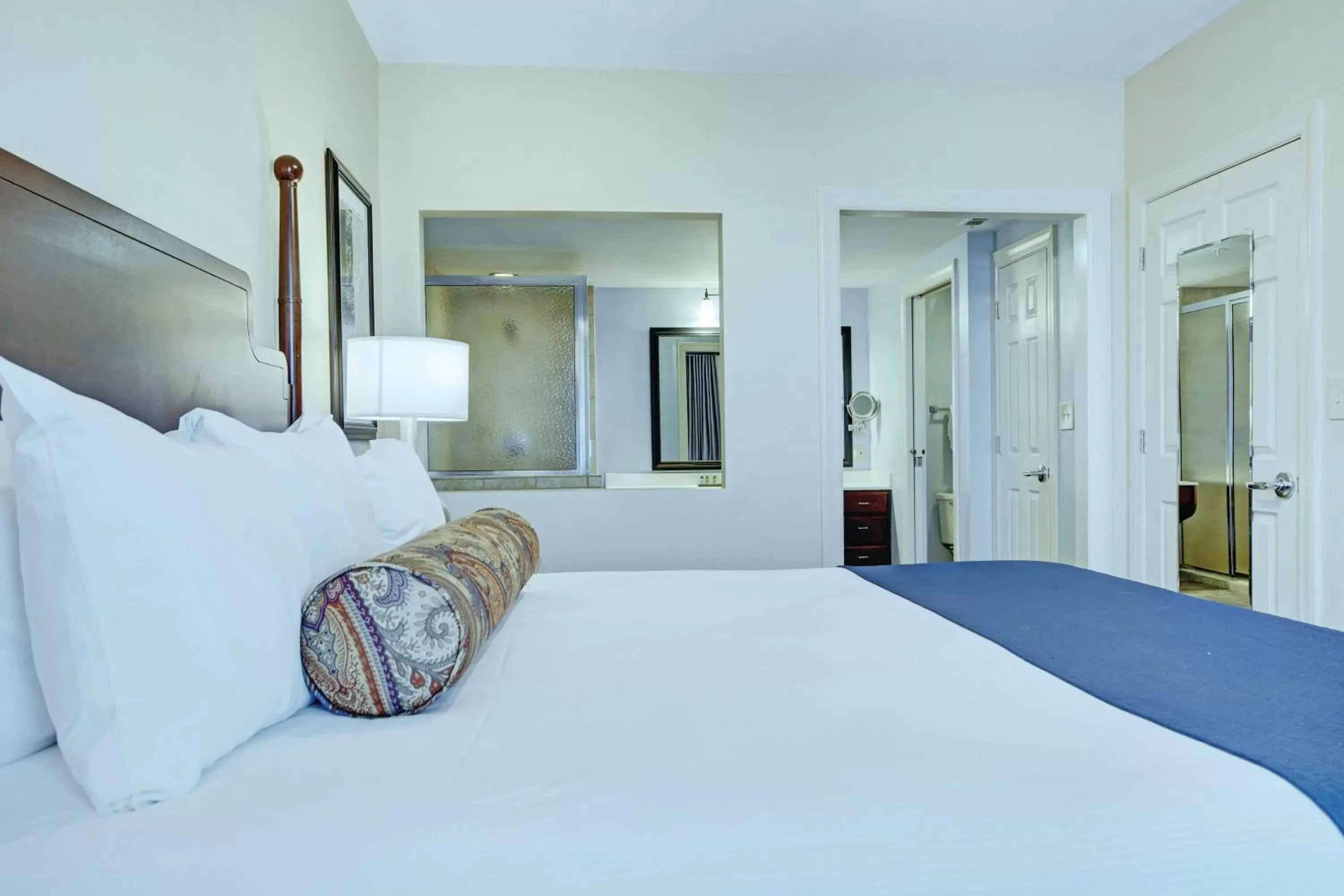 Photo of the whole room, Bed in Club Wyndham Old Town Alexandria
