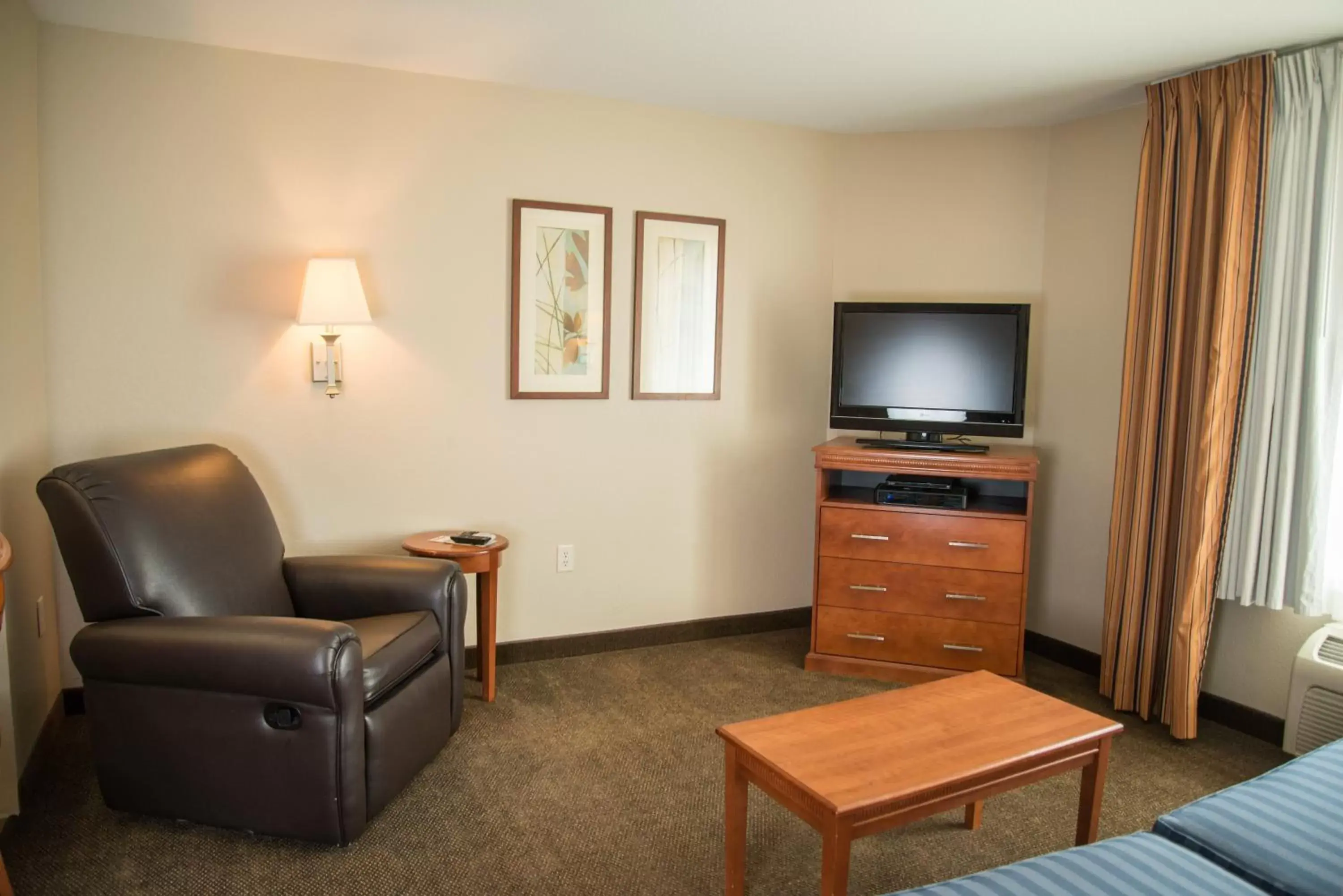 Bedroom, Seating Area in Candlewood Suites Loveland, an IHG Hotel