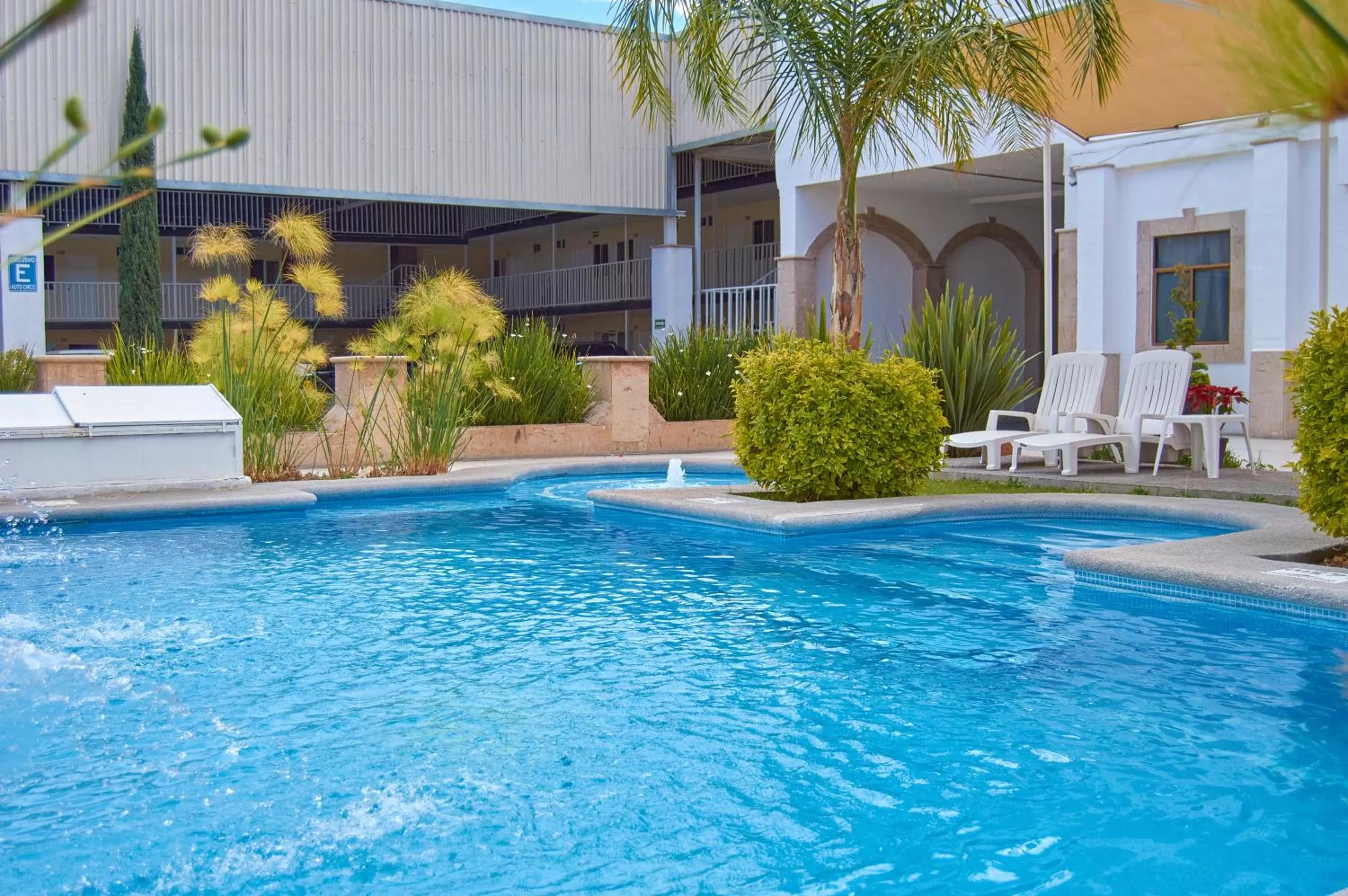 Swimming pool in Hotel del Alba Inn & Suites