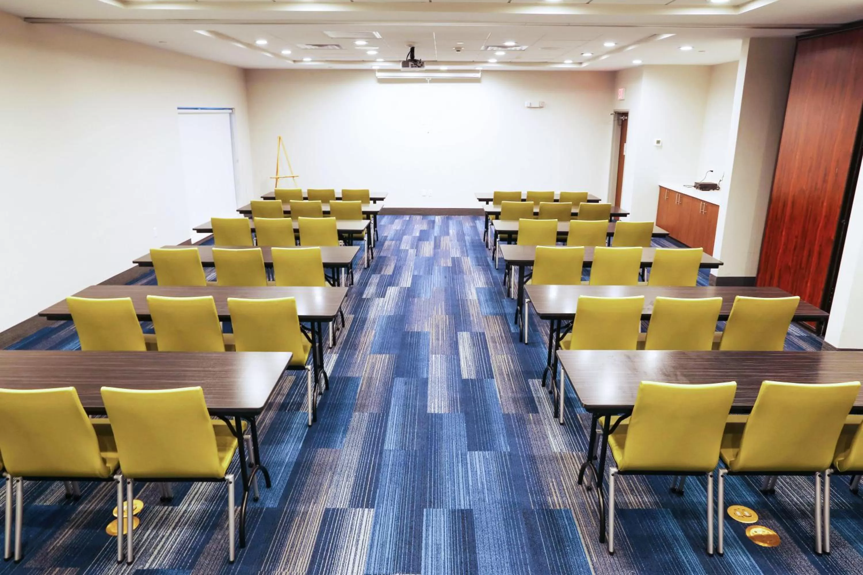 Meeting/conference room in Holiday Inn Express & Suites - Houston IAH - Beltway 8 by IHG