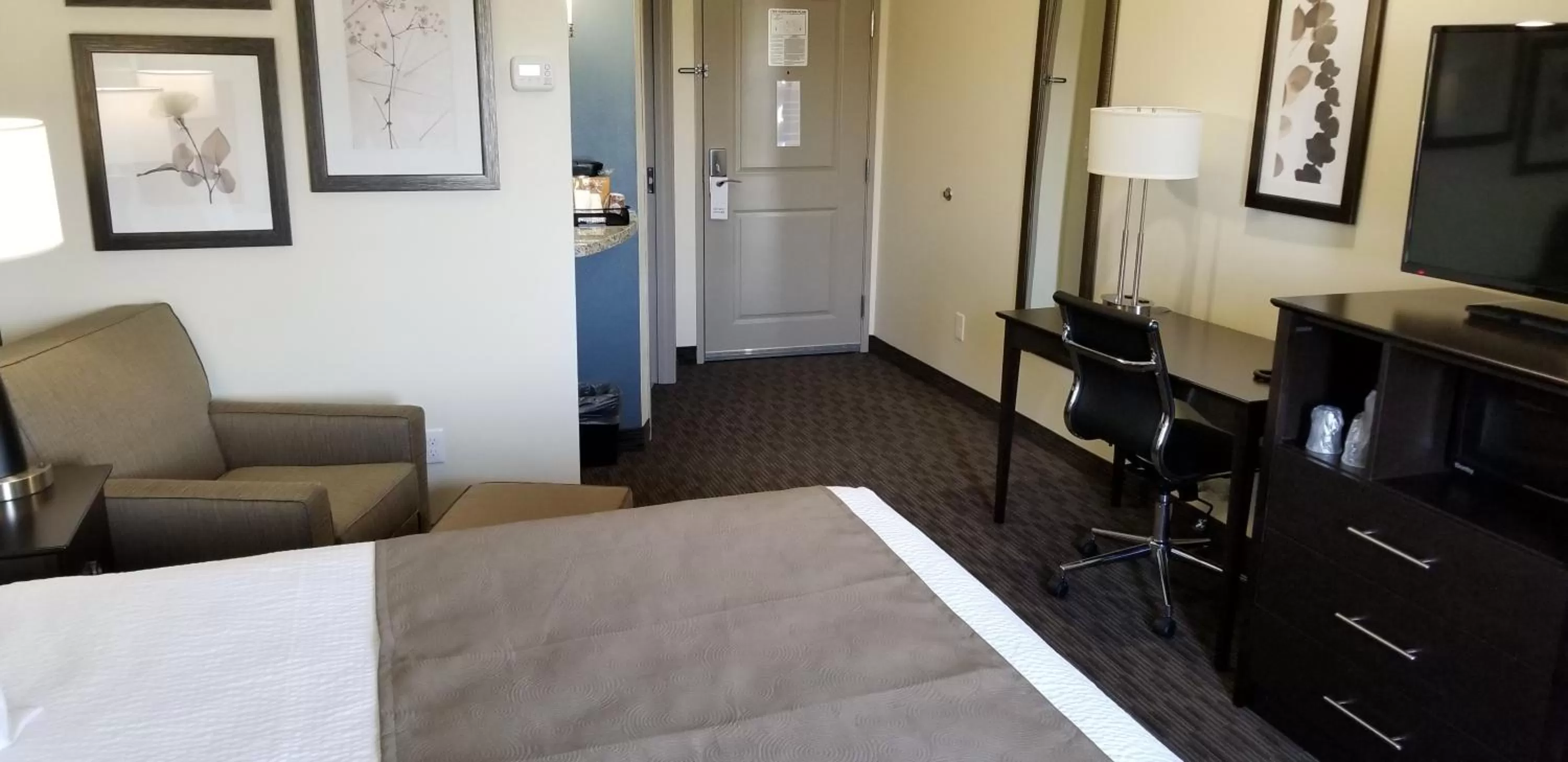 TV and multimedia, Bed in AmericInn by Wyndham Sioux Falls North