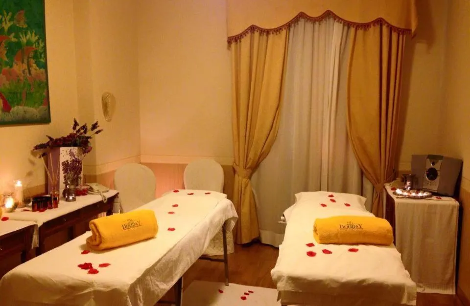 Massage, Bed in Hotel Holiday Sul Lago