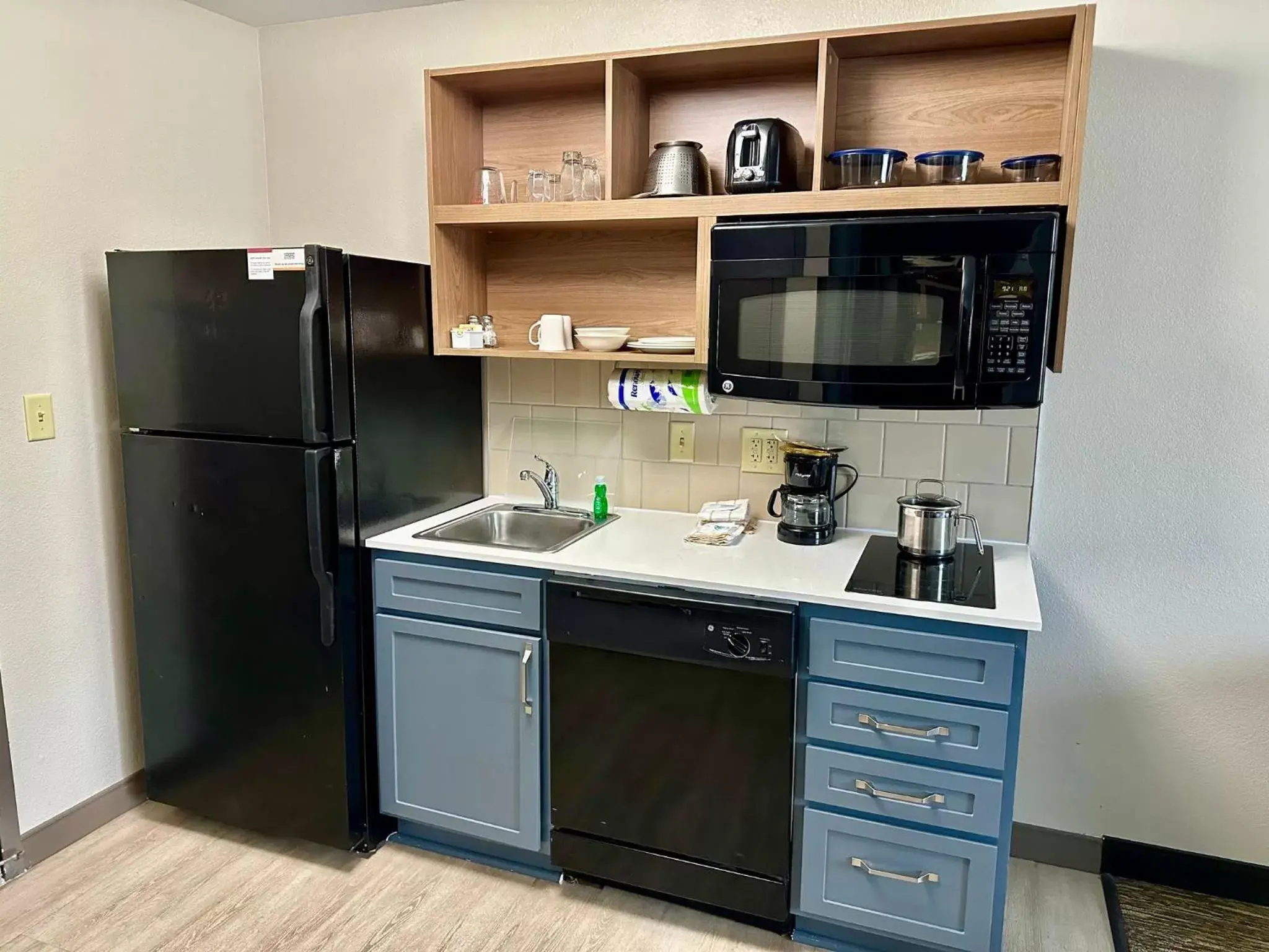 Photo of the whole room, Kitchen/Kitchenette in Candlewood Suites Savannah Airport, an IHG Hotel