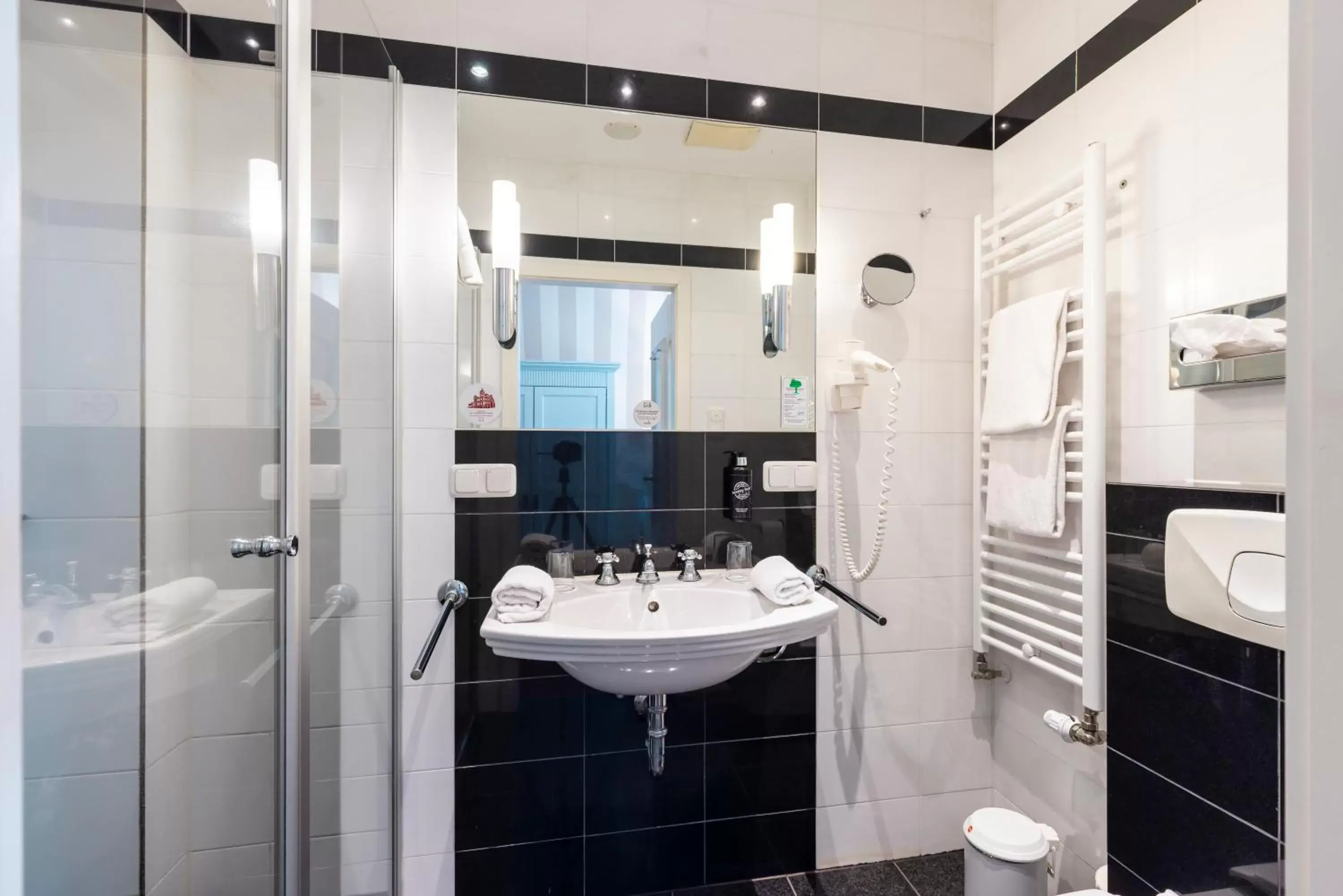 Shower, Bathroom in Hotel Vier Jahreszeiten Kühlungsborn