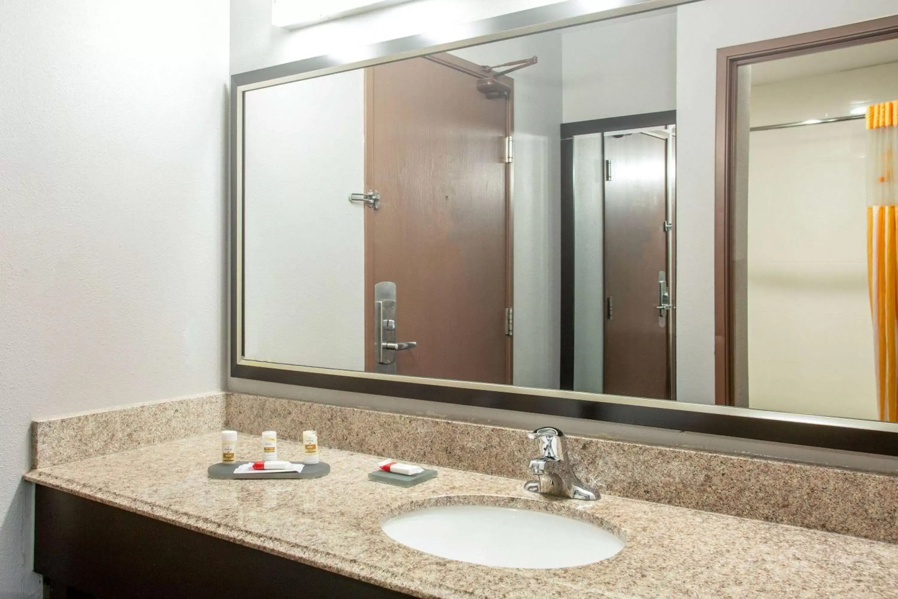 Bathroom in La Quinta Inn by Wyndham St. Louis Hazelwood - Airport North
