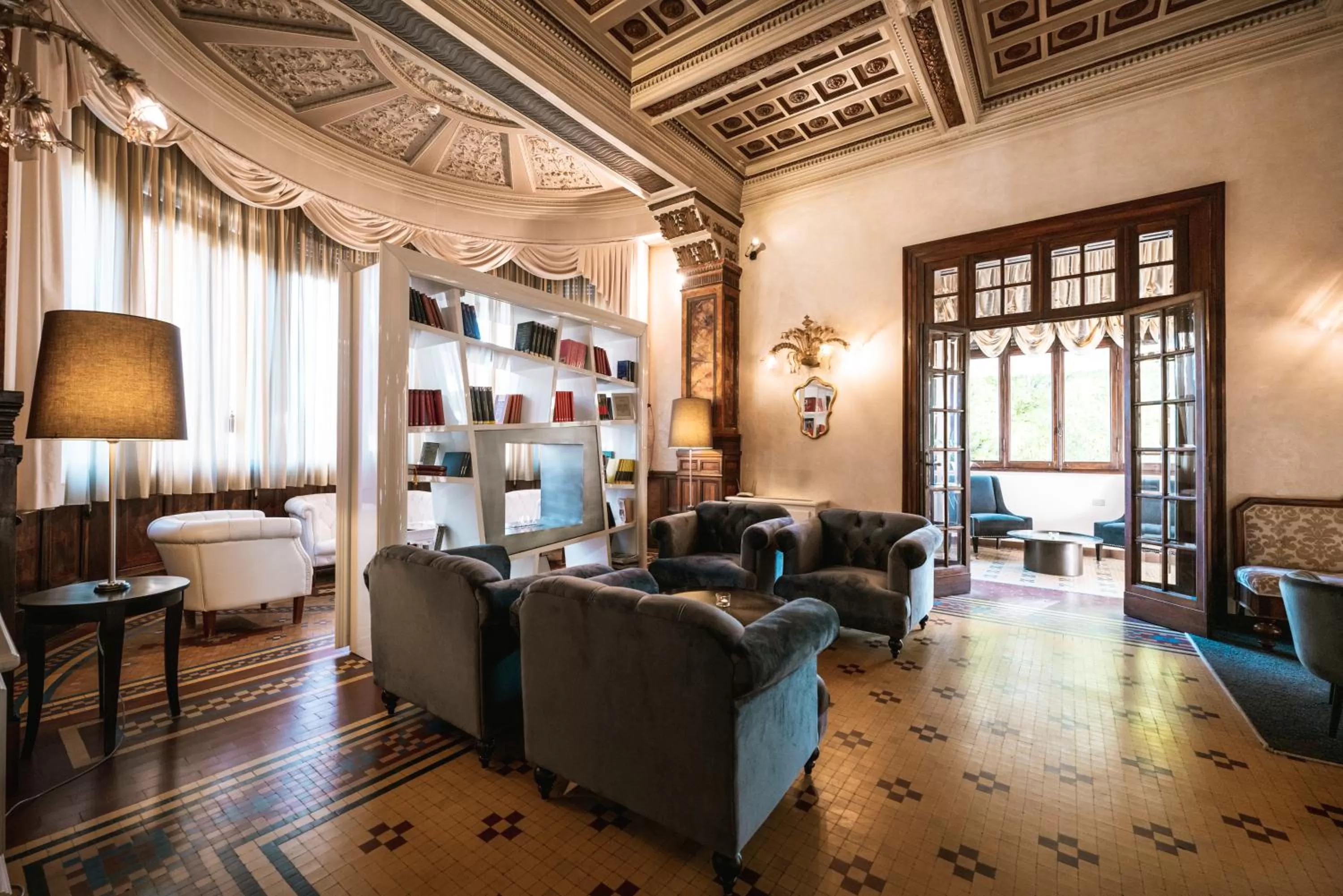 Communal lounge/ TV room in Hotel De La Ville