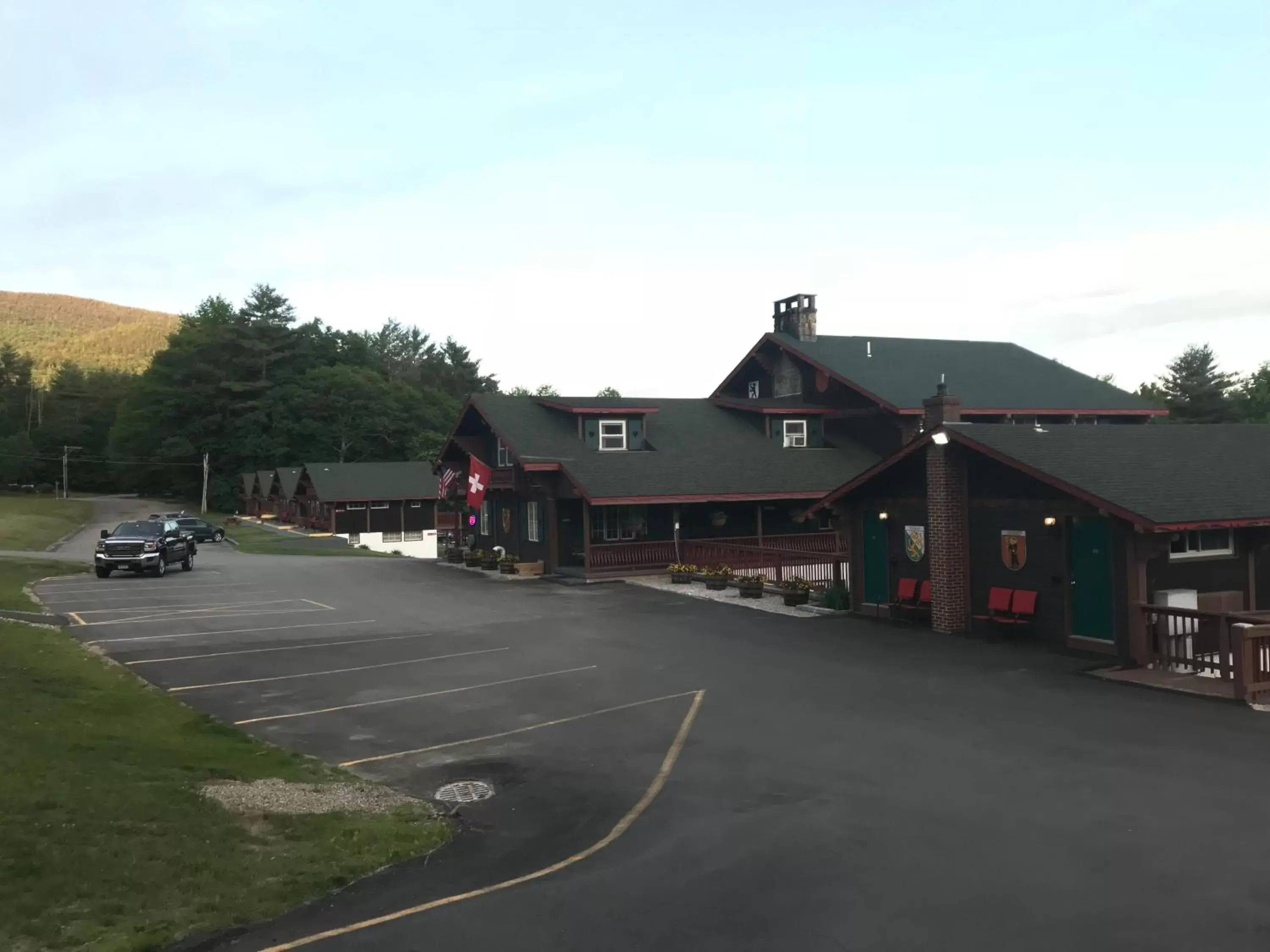 Facade/entrance, Property Building in Swiss Chalets Village Inn