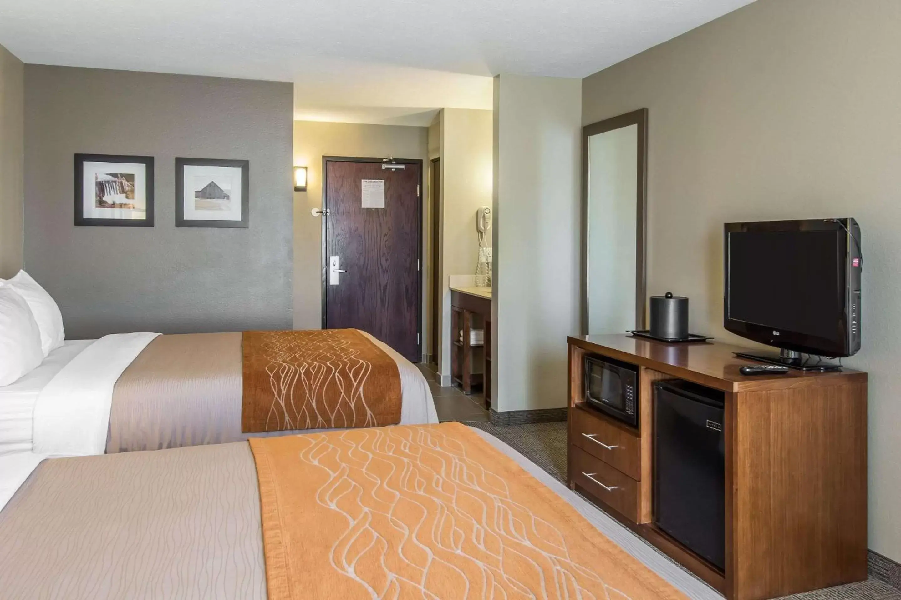 Photo of the whole room, Bed in Comfort Inn & Suites Spokane Valley