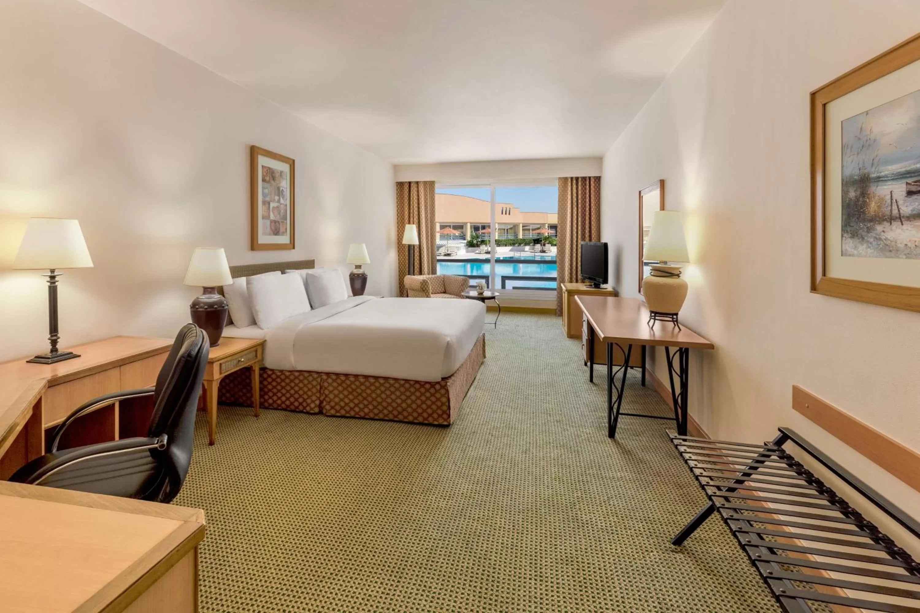 Bed in Hilton Alexandria Green Plaza