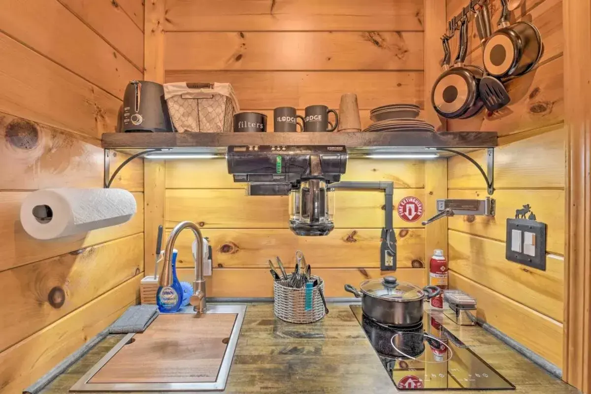 Kitchen/Kitchenette in The Lodge Nantahala River