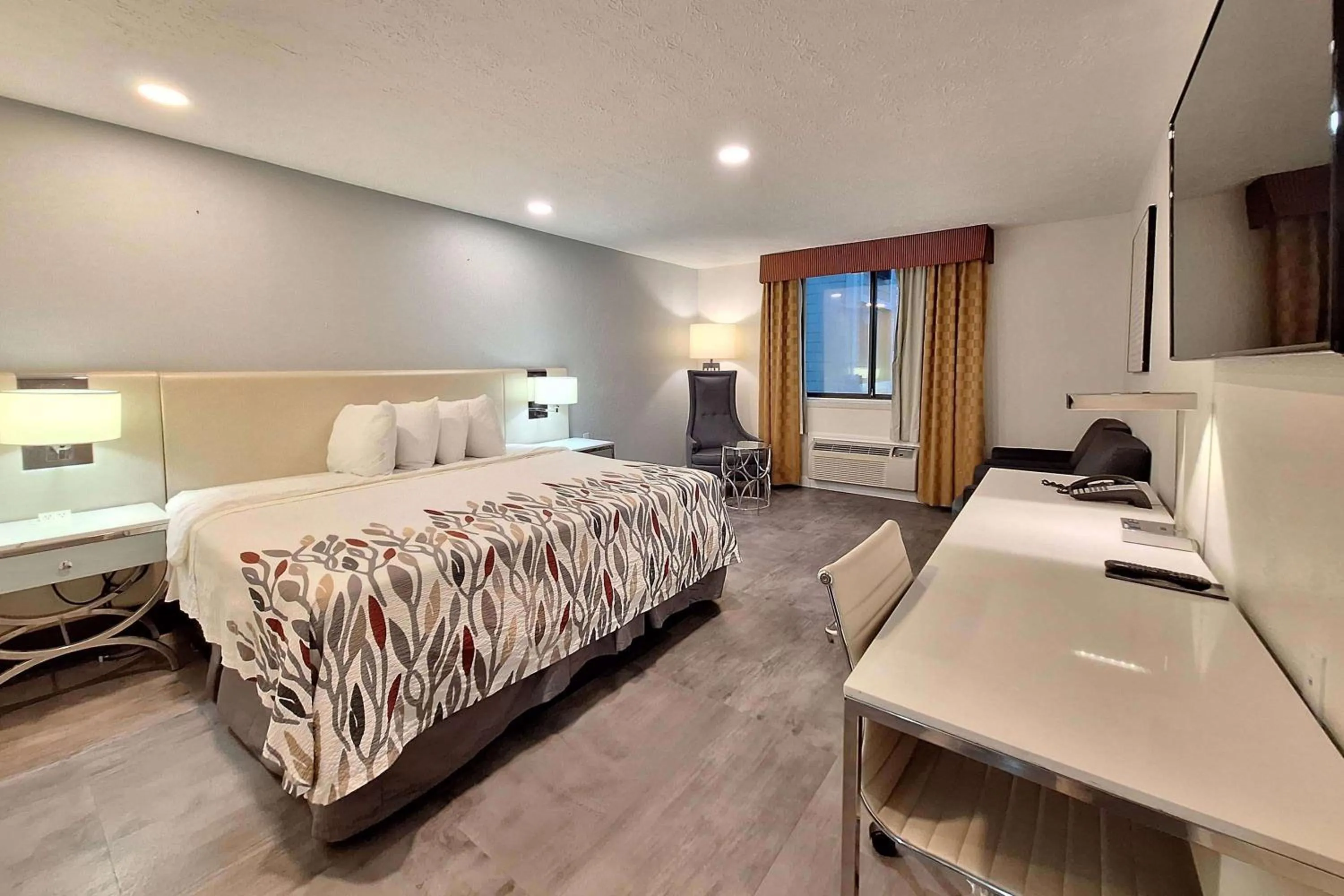 TV and multimedia, Bed in Travelodge by Wyndham Indianapolis Speedway