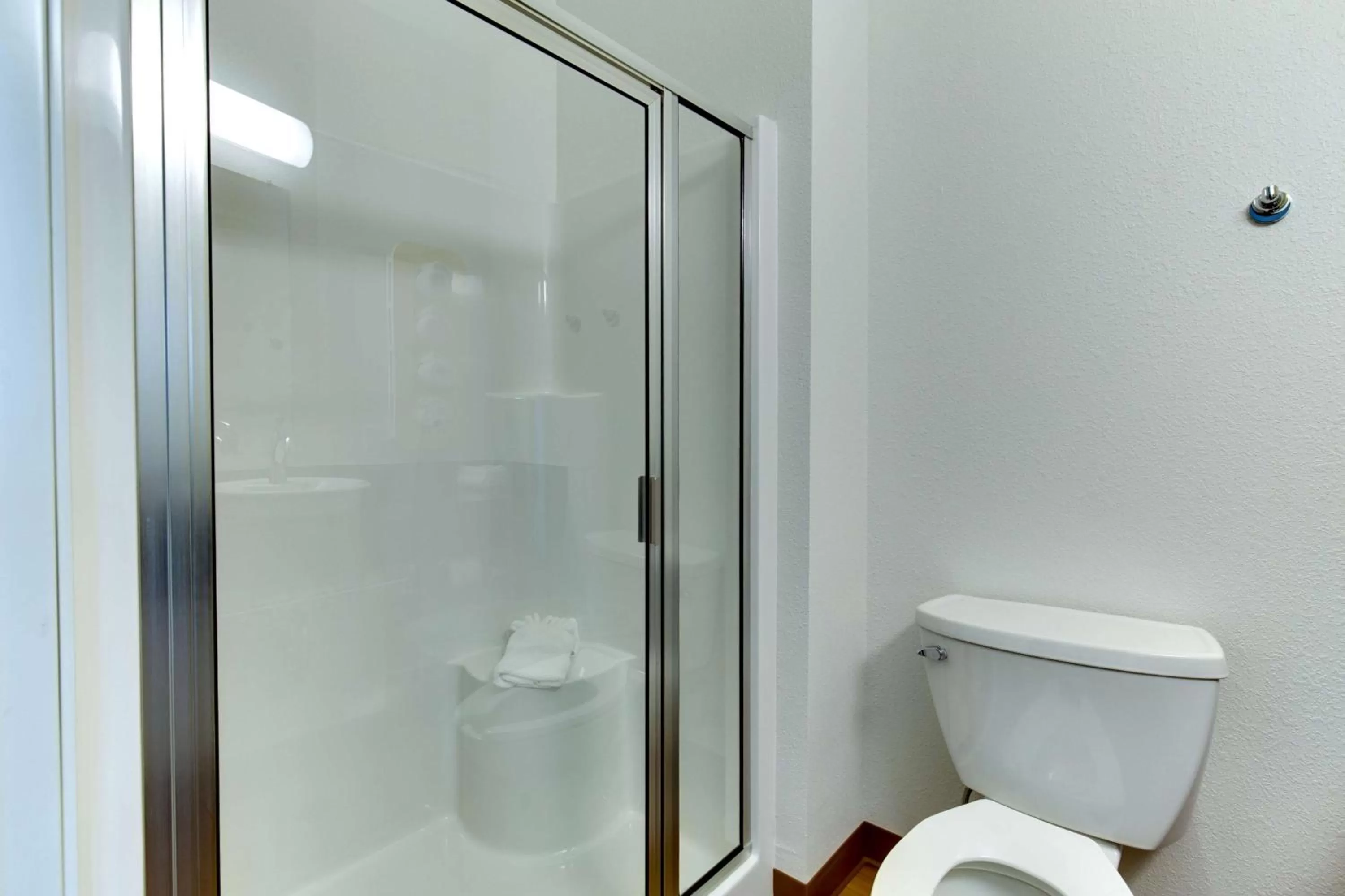 Photo of the whole room in Motel 6 Poplar Bluff, MO