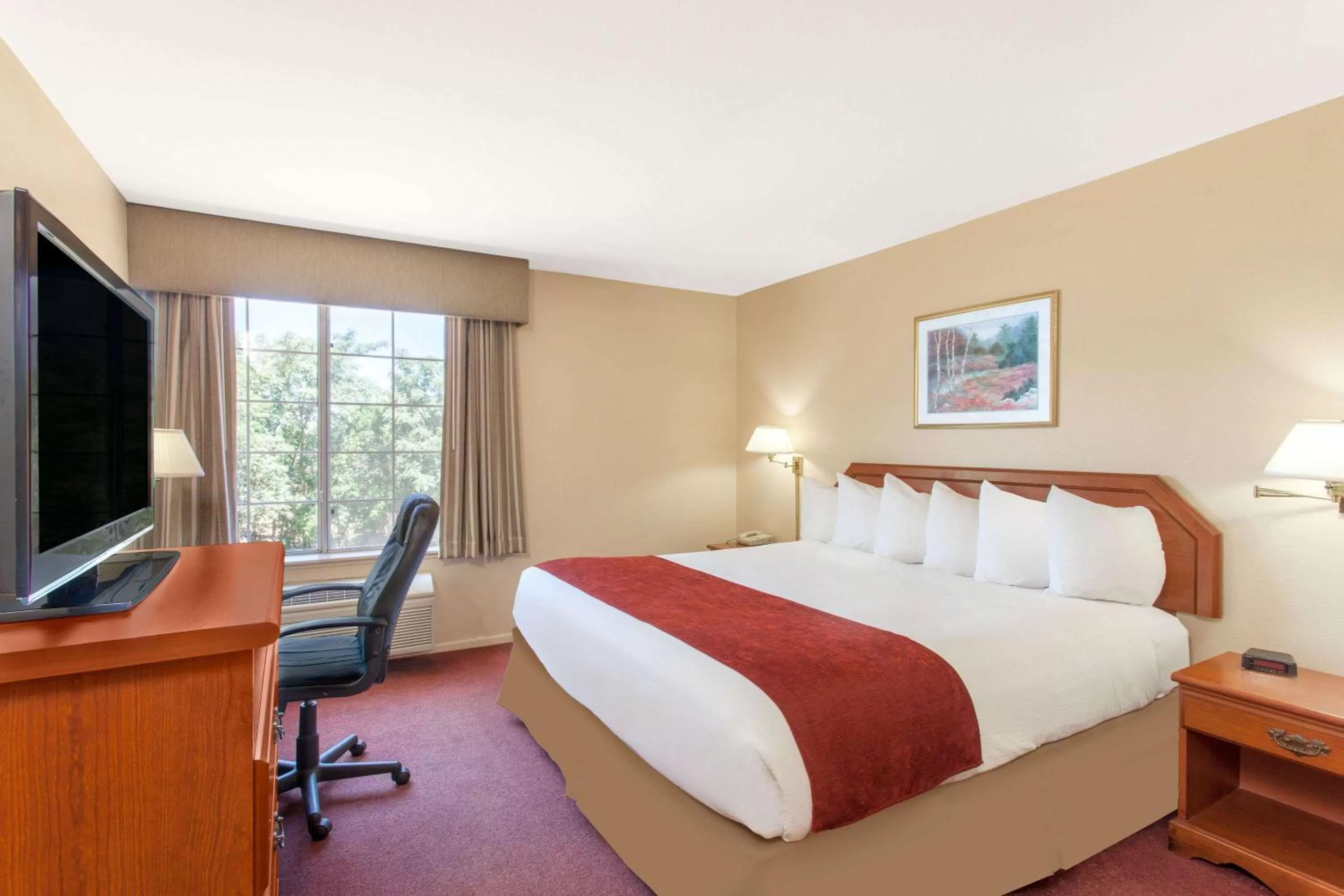 Photo of the whole room, Bed in Ramada by Wyndham Fresno Northwest