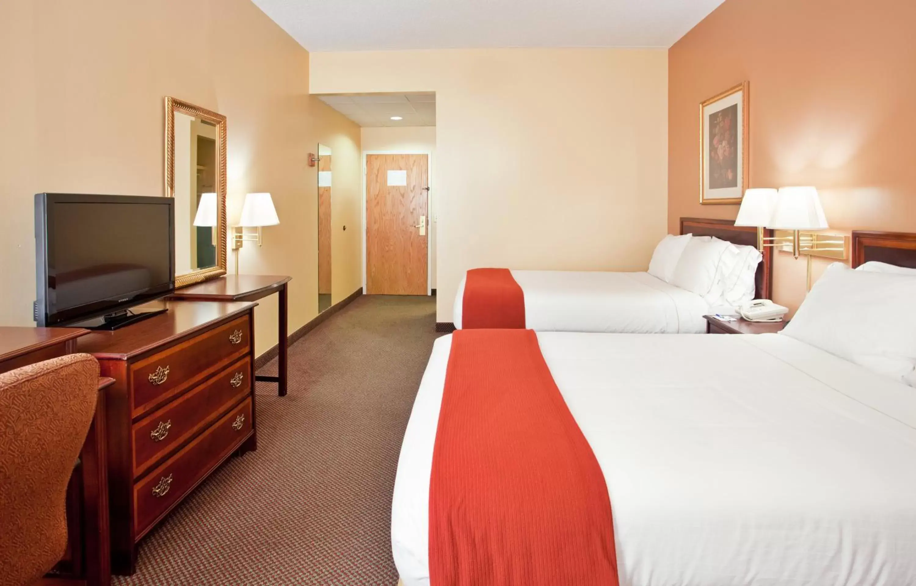 Bed in Holiday Inn Express Marshfield - Springfield Area, an IHG Hotel