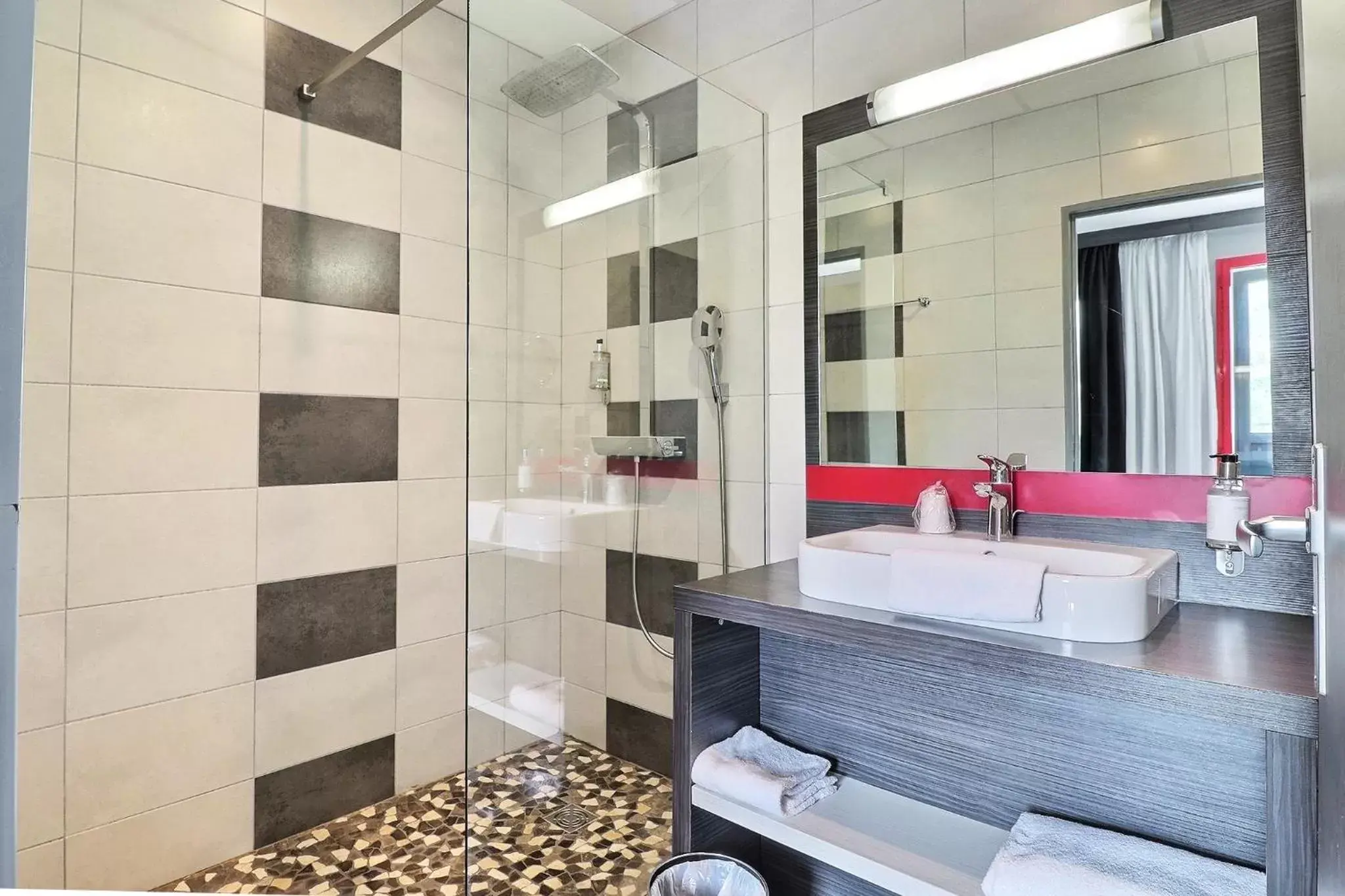 Shower, Bathroom in Hôtel des Lumières