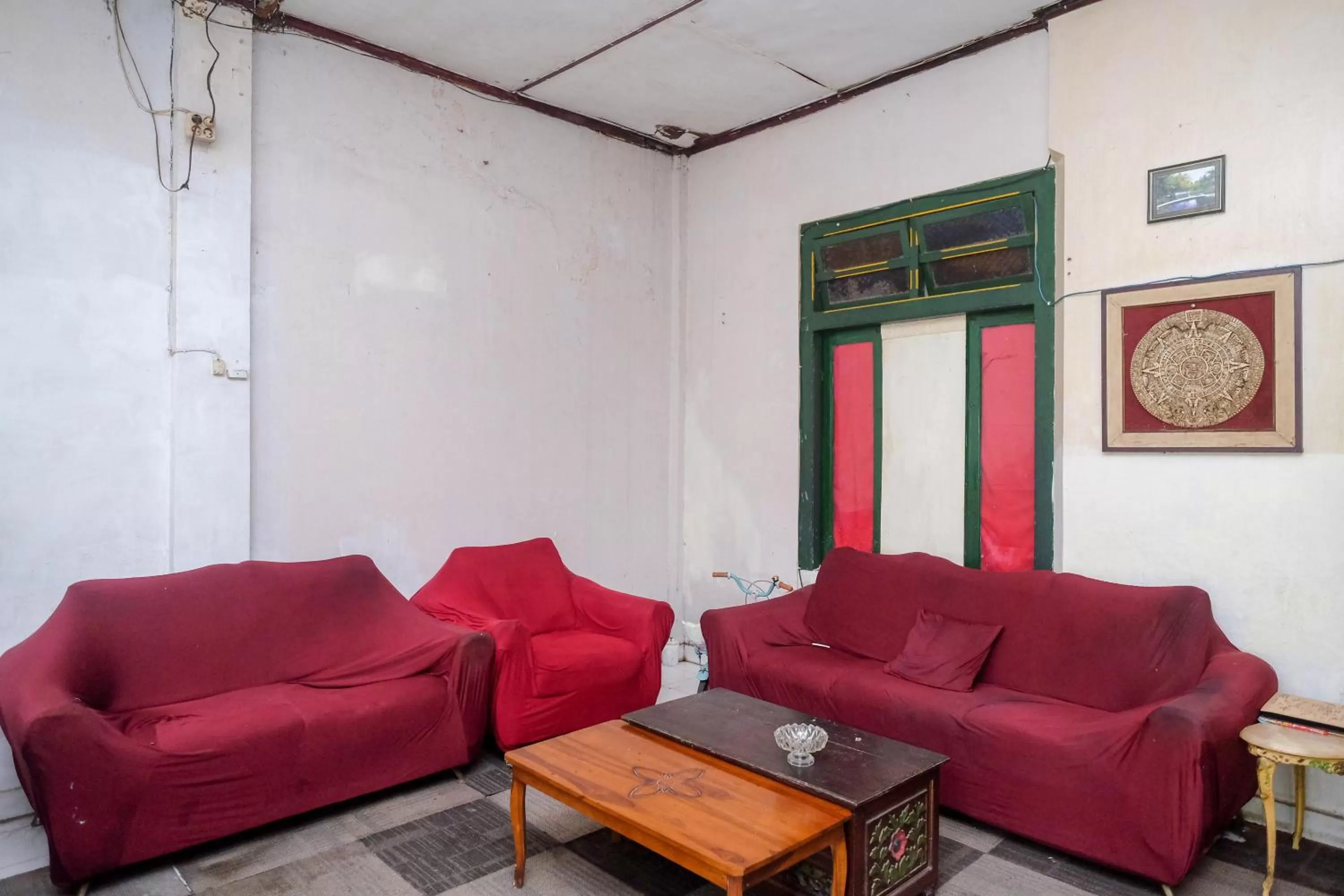 Seating area in RedDoorz at Mamagayo Inn Yogyakarta