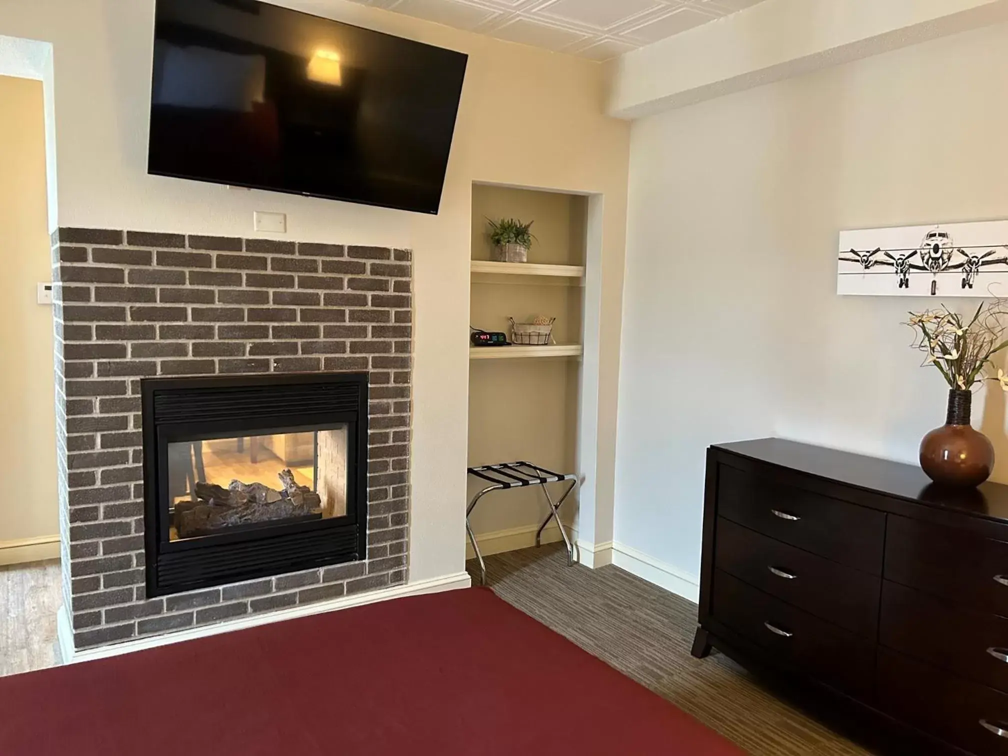 Bedroom, TV/Entertainment Center in McCoy's Inn