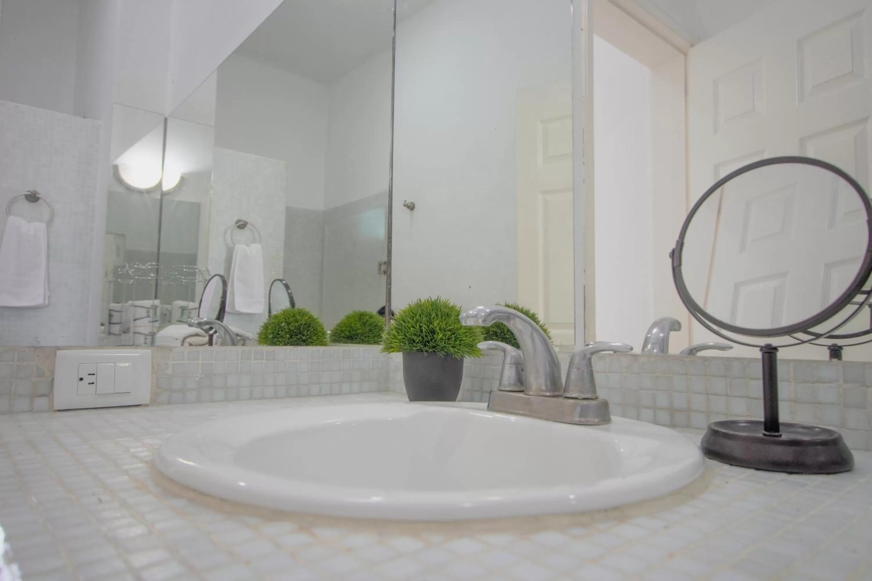 Nasim Condo Hotel con acceso BEACH CLUB GRATIS, metros 5th AVENIDA