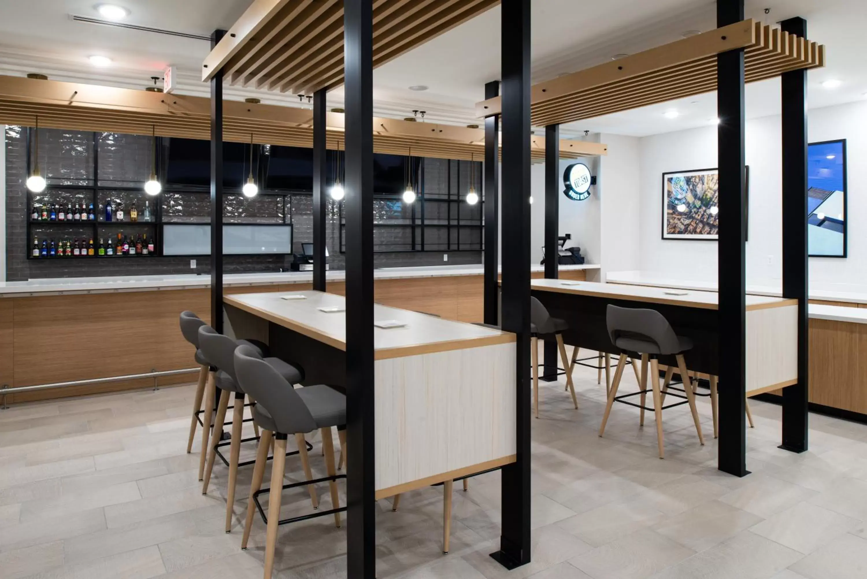 Lounge or bar in Holiday Inn Fort Worth - Alliance by IHG Lounge or bar in Holiday Inn Fort Worth - Alliance by IHG