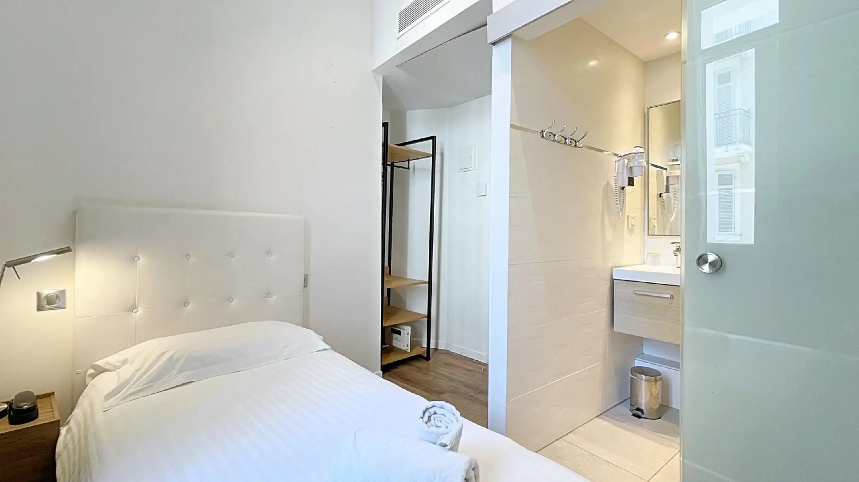 Bed, Bathroom in Hotel Le Florian