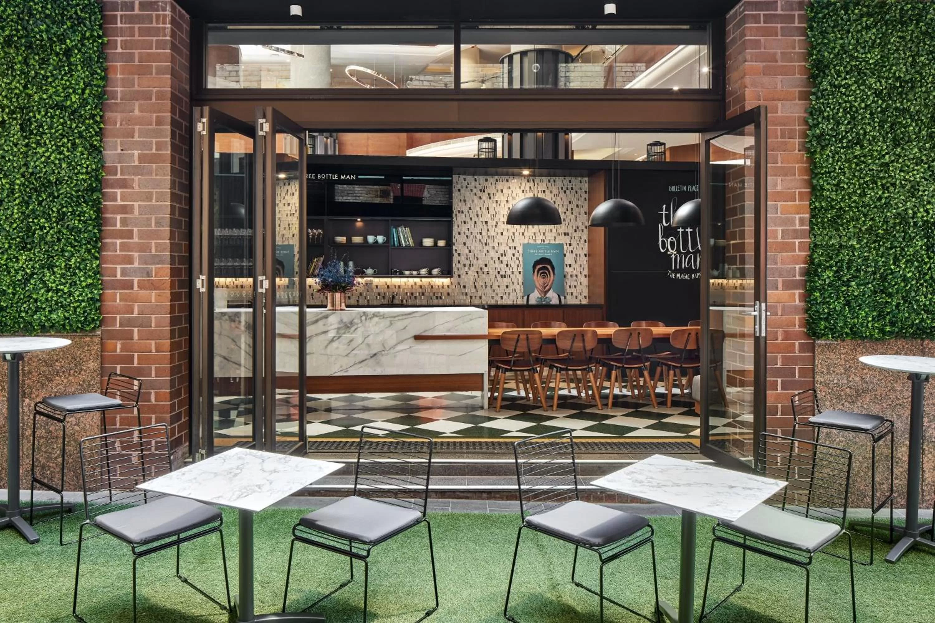 Lounge or bar in Sydney Harbour Marriott Hotel at Circular Quay