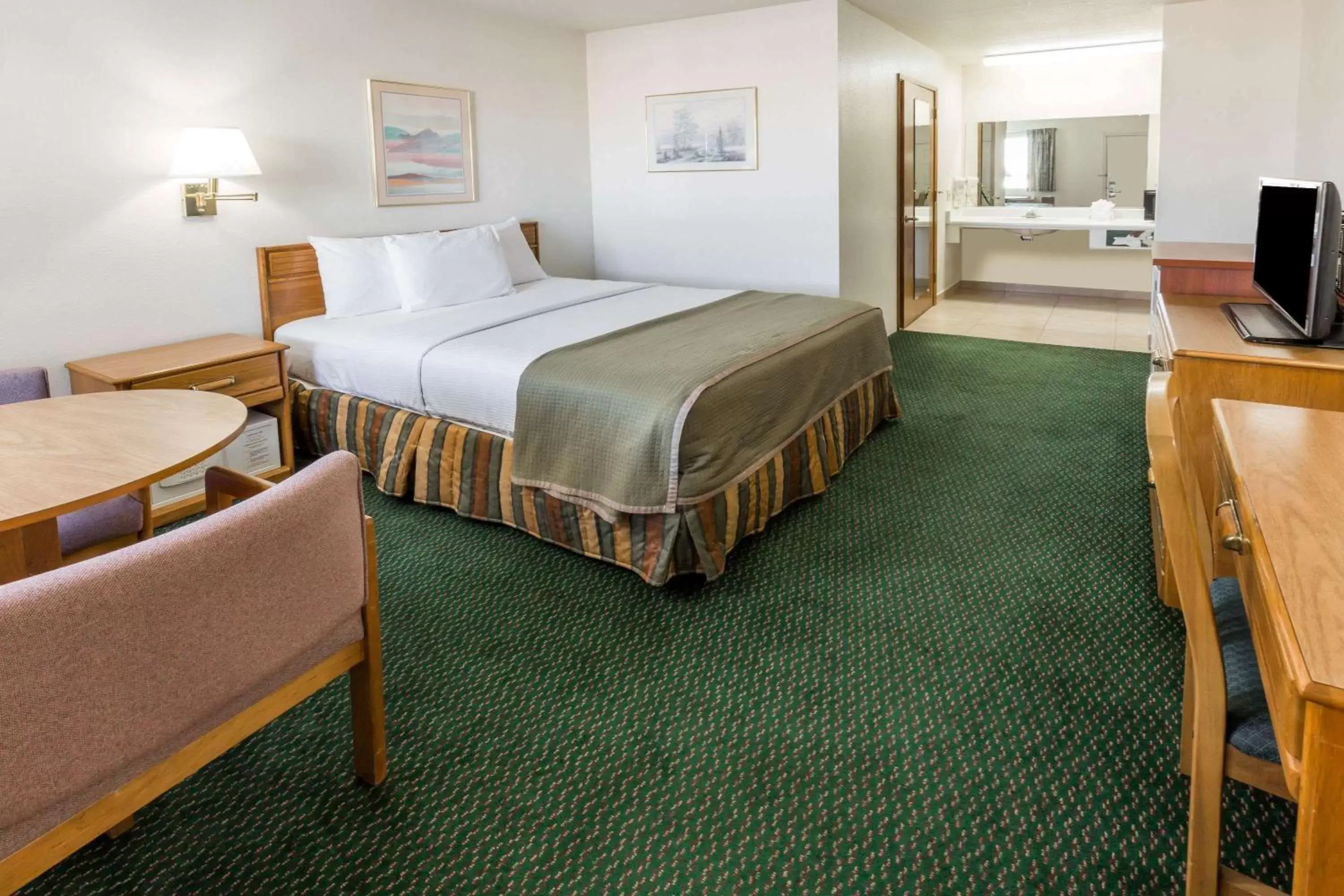 Photo of the whole room, Bed in Howard Johnson by Wyndham Roseburg