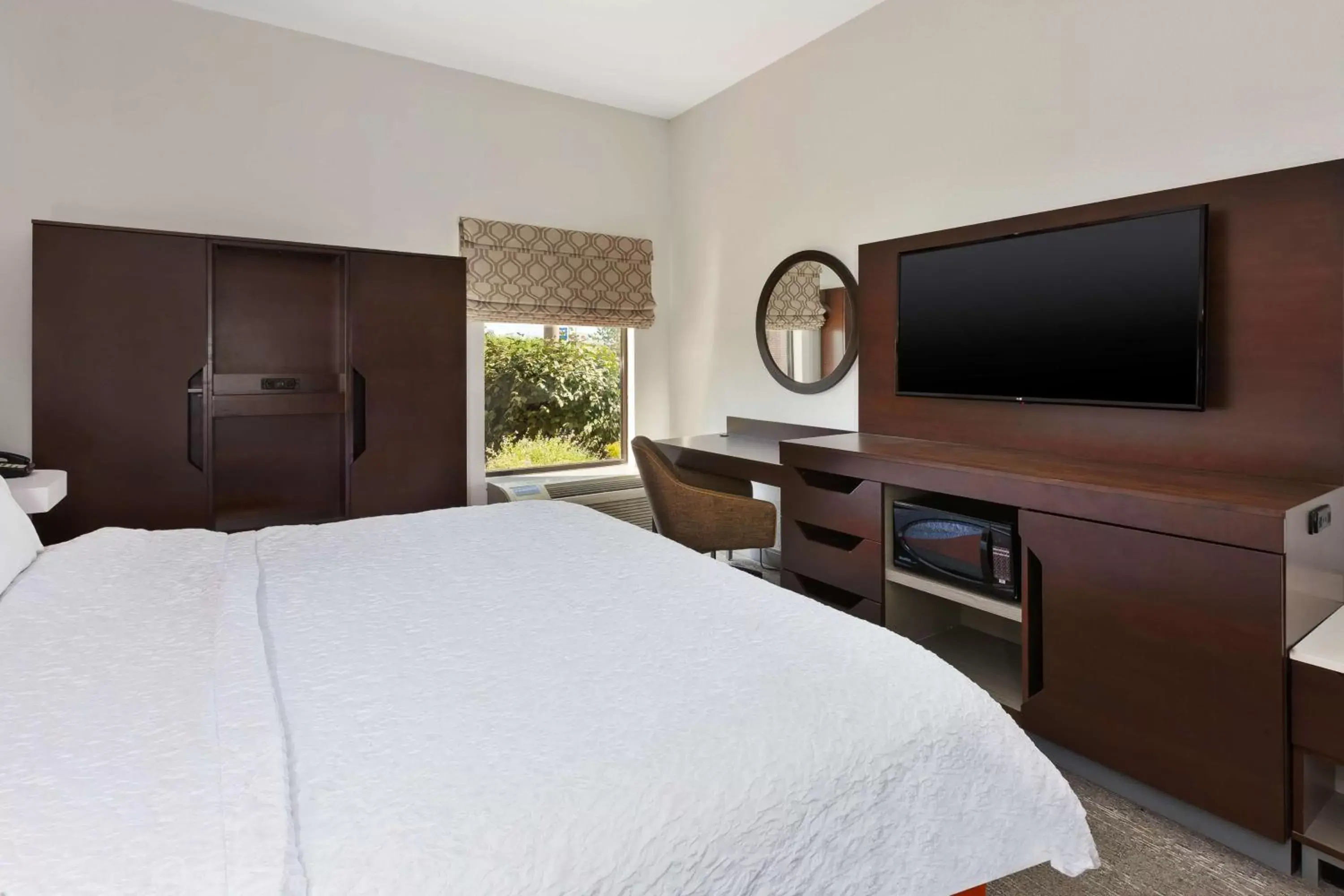 Bedroom, Bed in Hampton Inn Columbus/Delaware I-71 North Bedroom, Bed in Hampton Inn Columbus/Delaware I-71 North