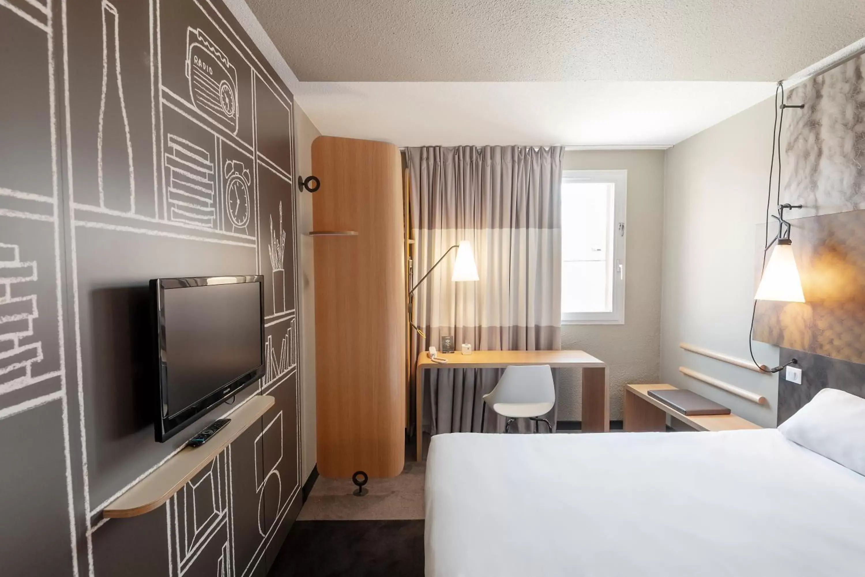 Photo of the whole room, TV/Entertainment Center in ibis Epernay Centre Ville