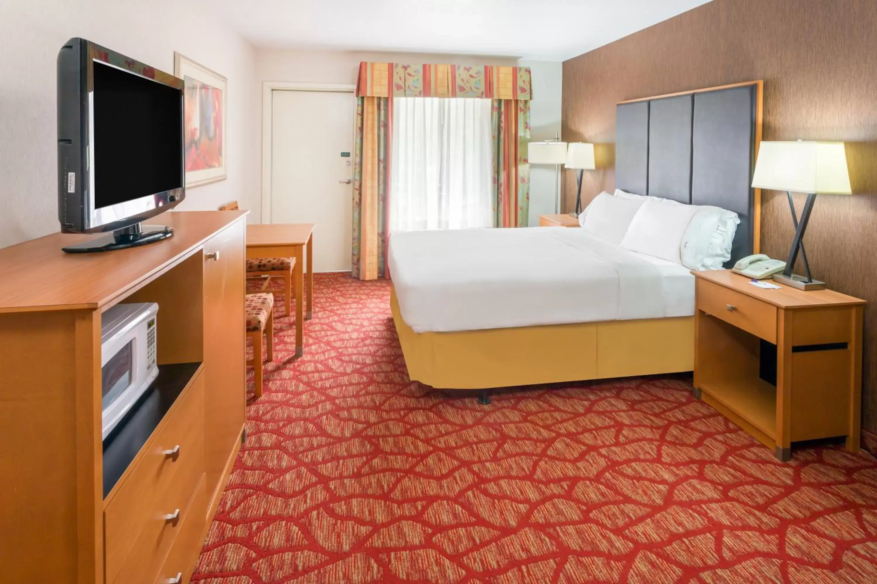 Photo of the whole room, Bed in Holiday Inn Express Roseburg, an IHG Hotel