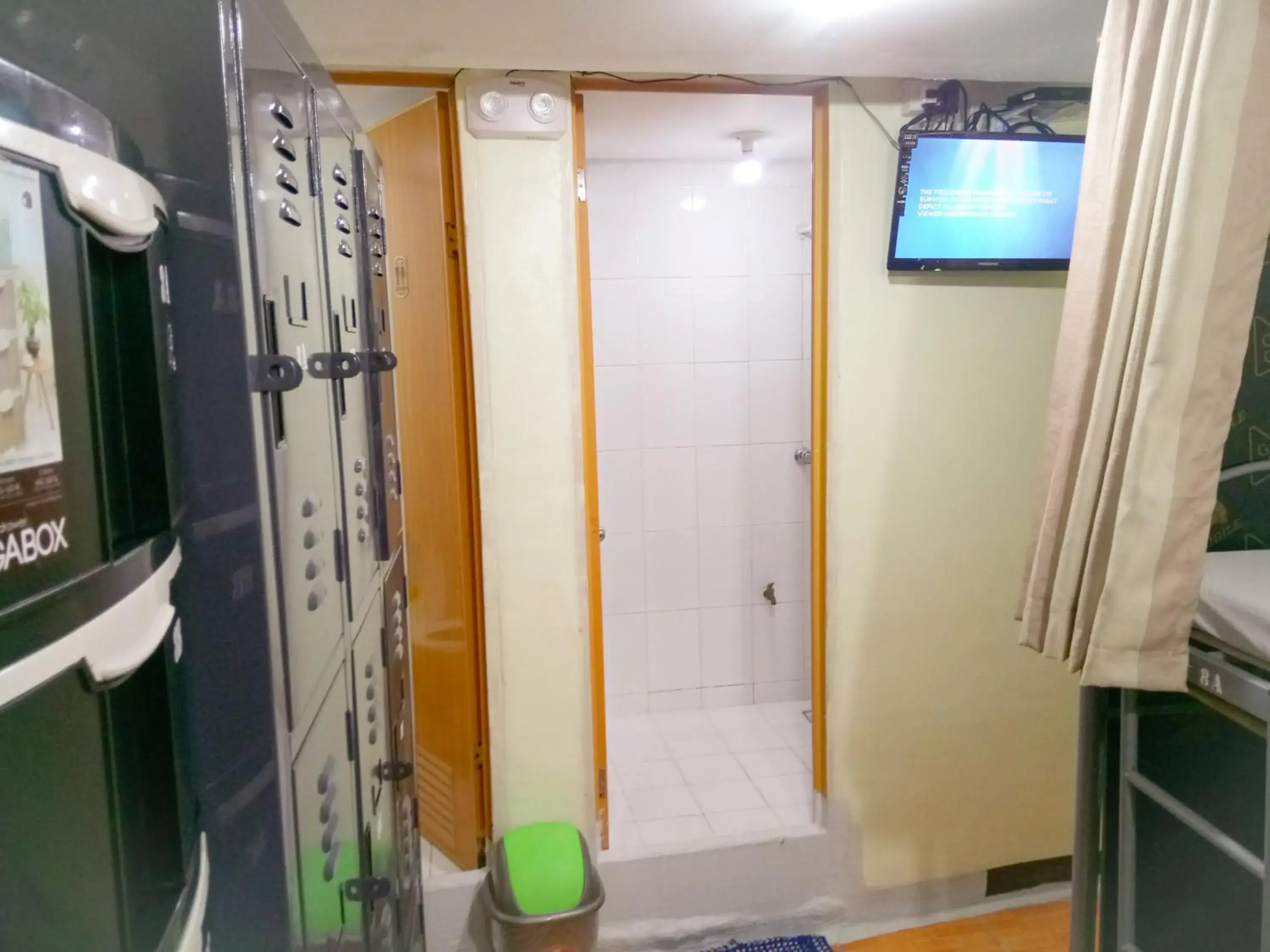 Communal lounge/ TV room, Bathroom in 8hostel