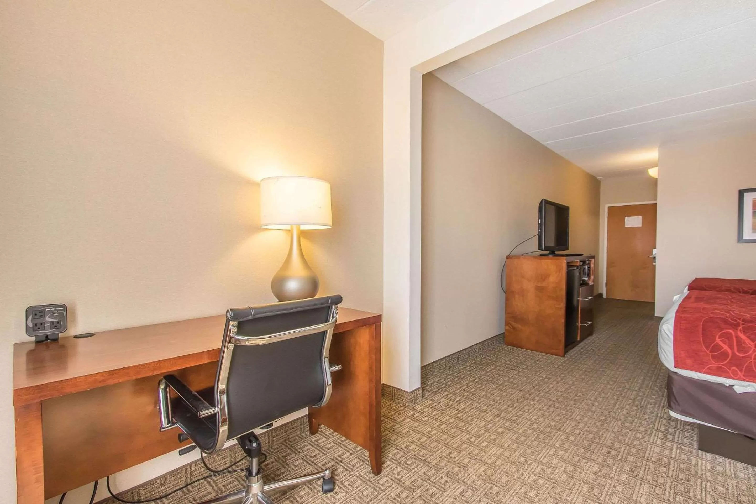 Photo of the whole room, Bed in Comfort Suites Richmond