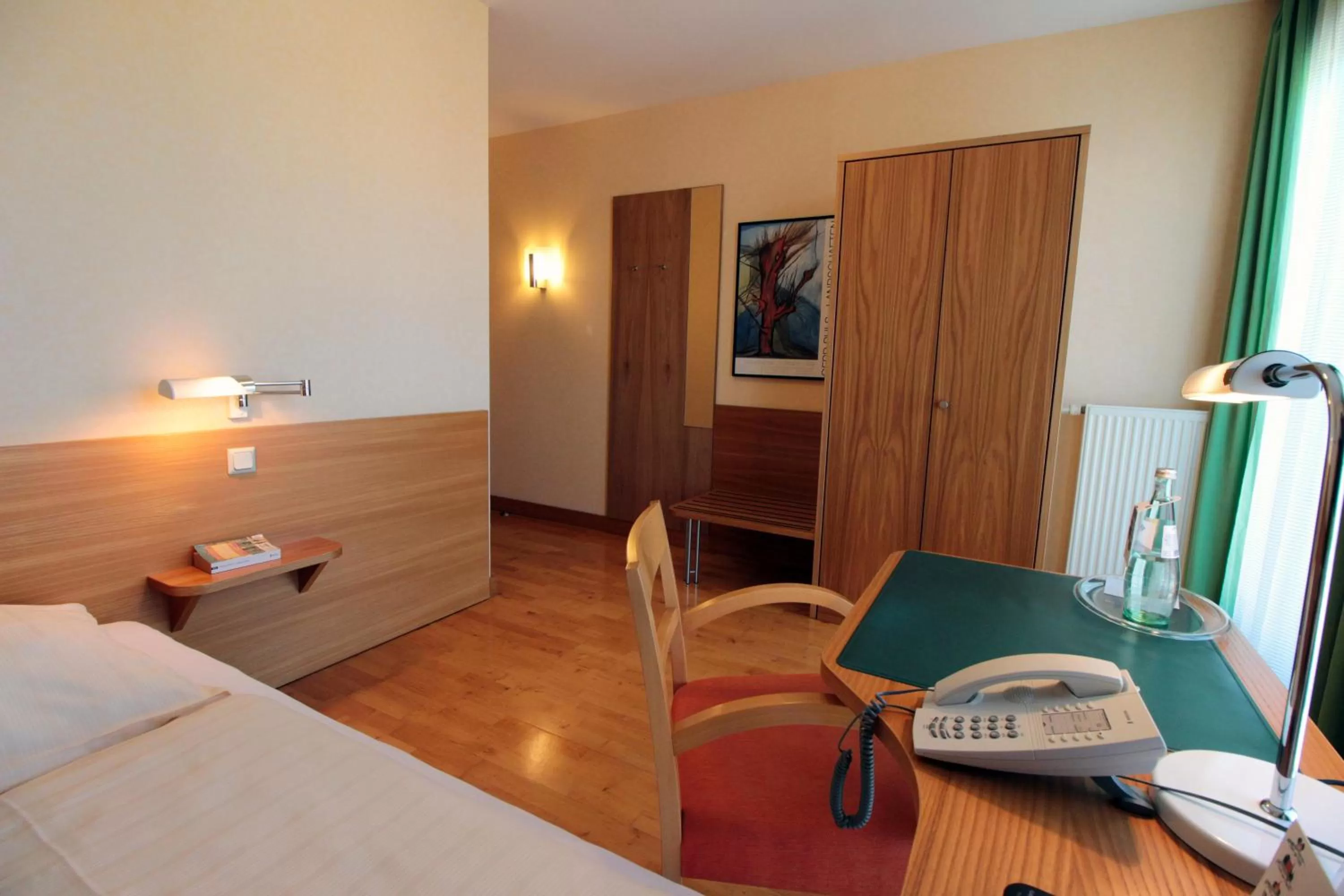 Photo of the whole room, Bed in An der Persiluhr Stadt-gut-Hotel