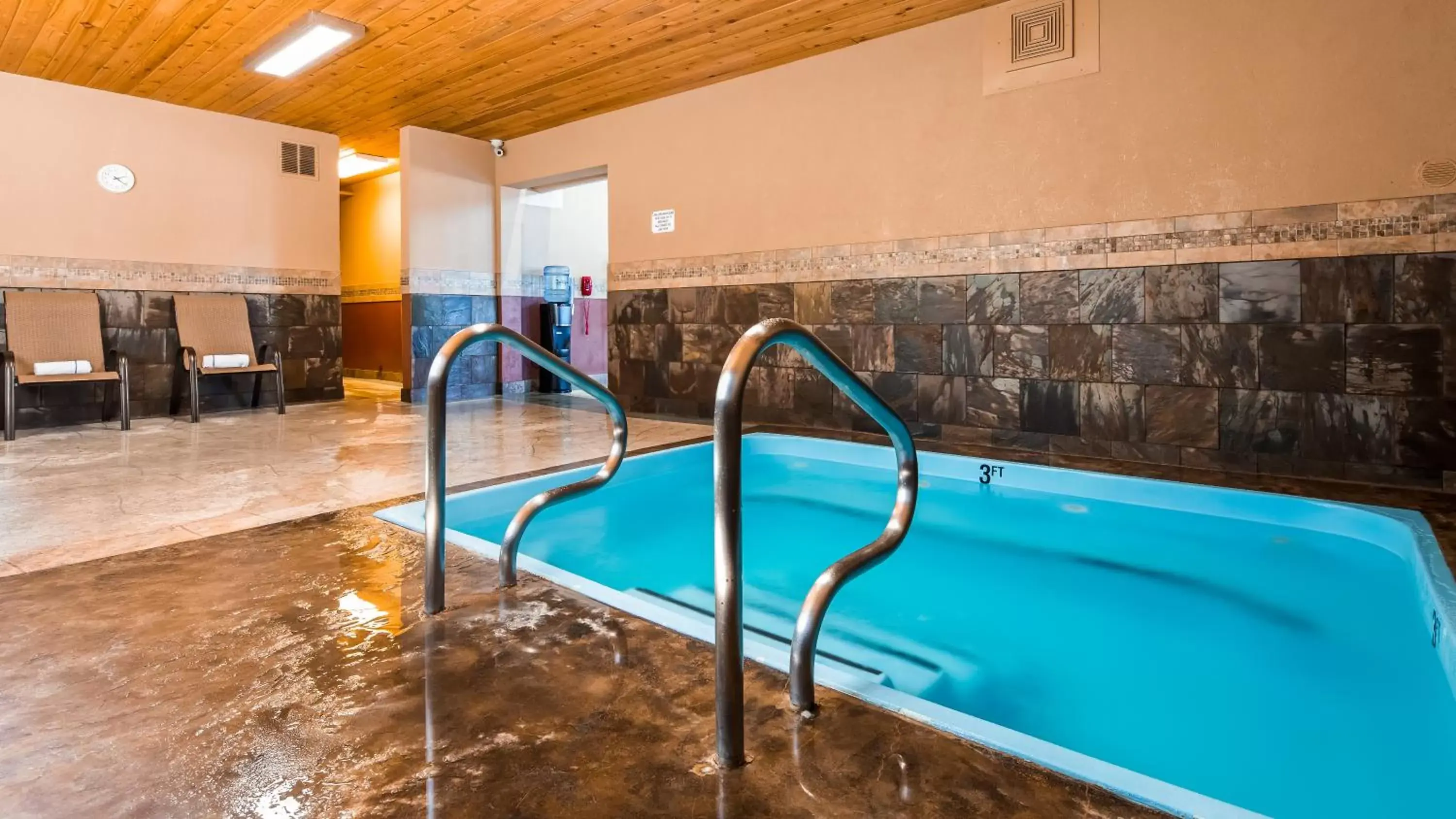 Hot Tub, Swimming Pool in Best Western Plus Flathead Lake Inn and Suites