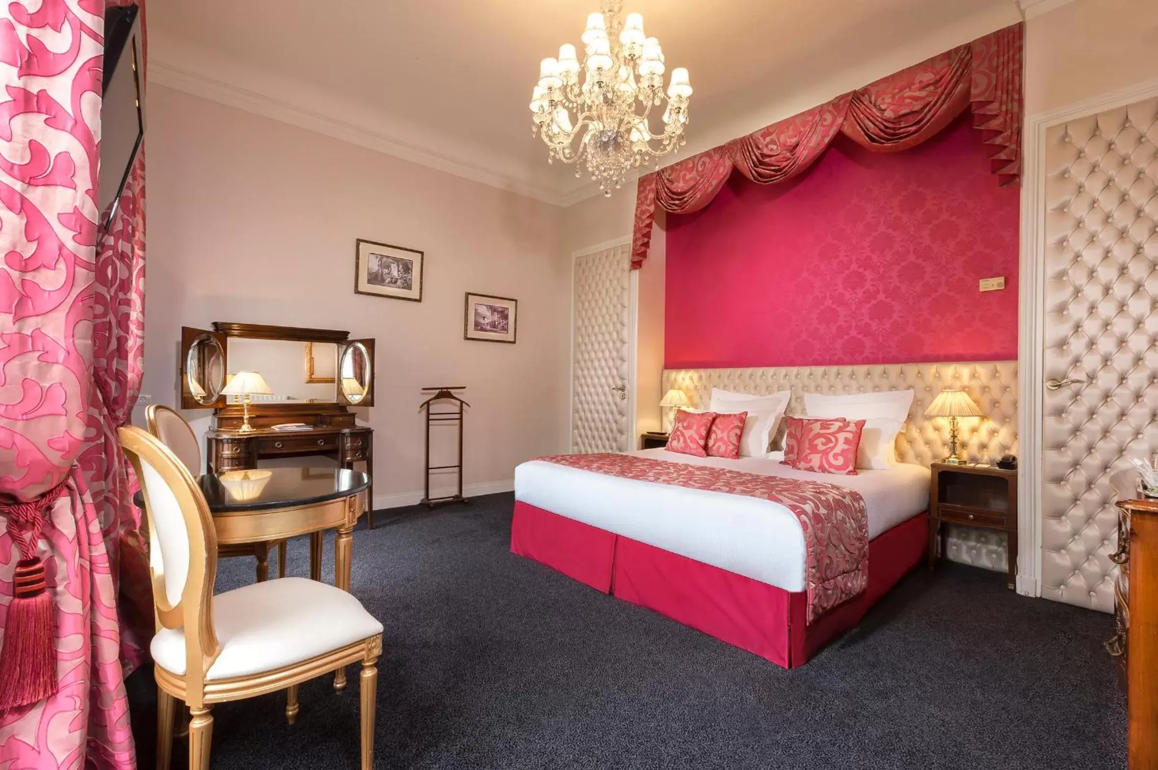 Photo of the whole room, Bed in Hotel Claridge Paris