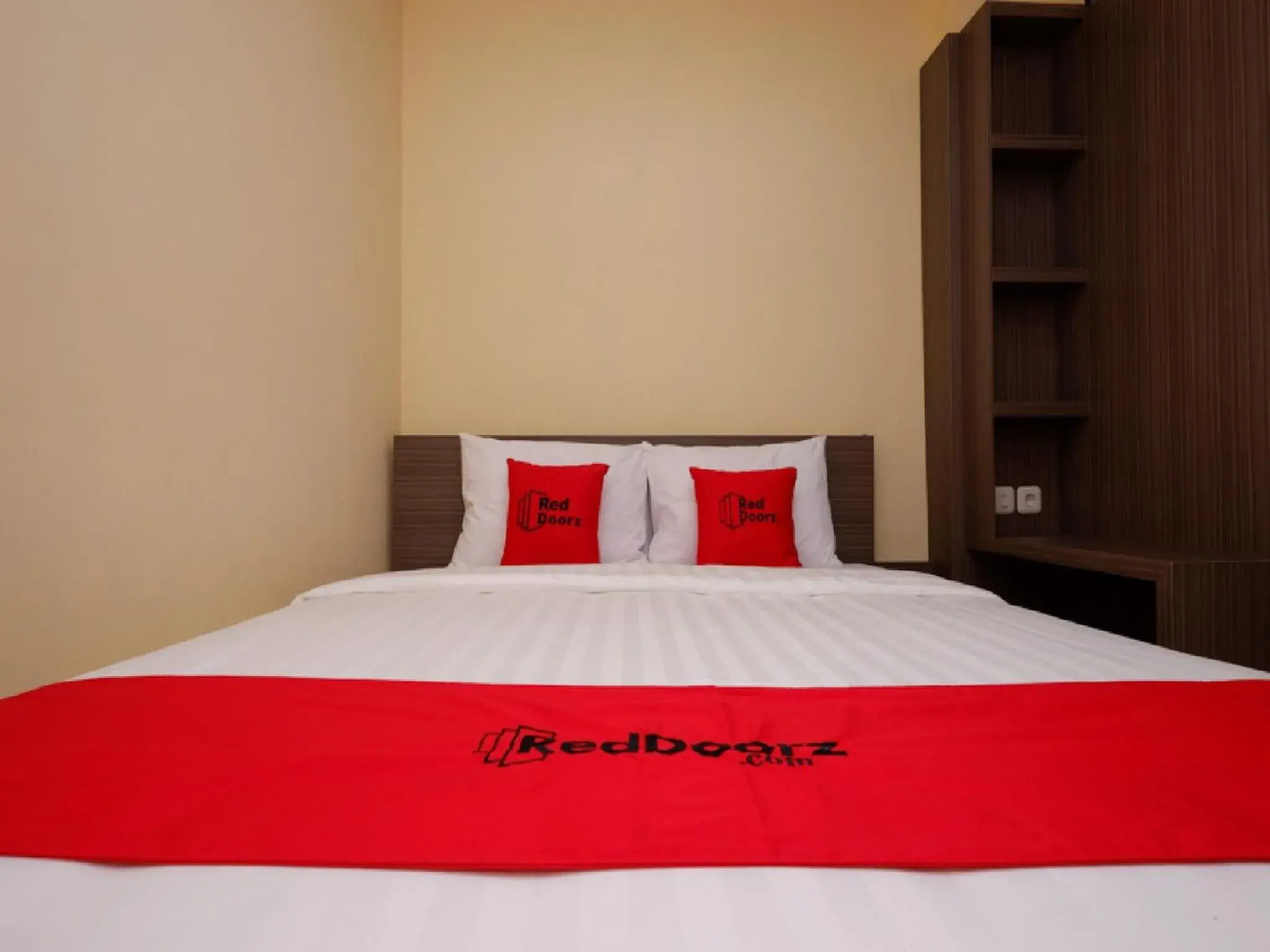 Bedroom, Bed in RedDoorz Plus near Paragon Mall Semarang Bedroom, Bed in RedDoorz Plus near Paragon Mall Semarang