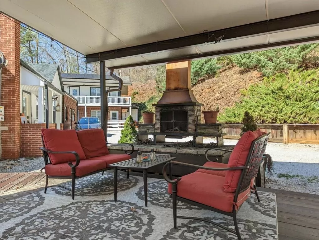 Patio, BBQ Facilities in Grafton Lodge